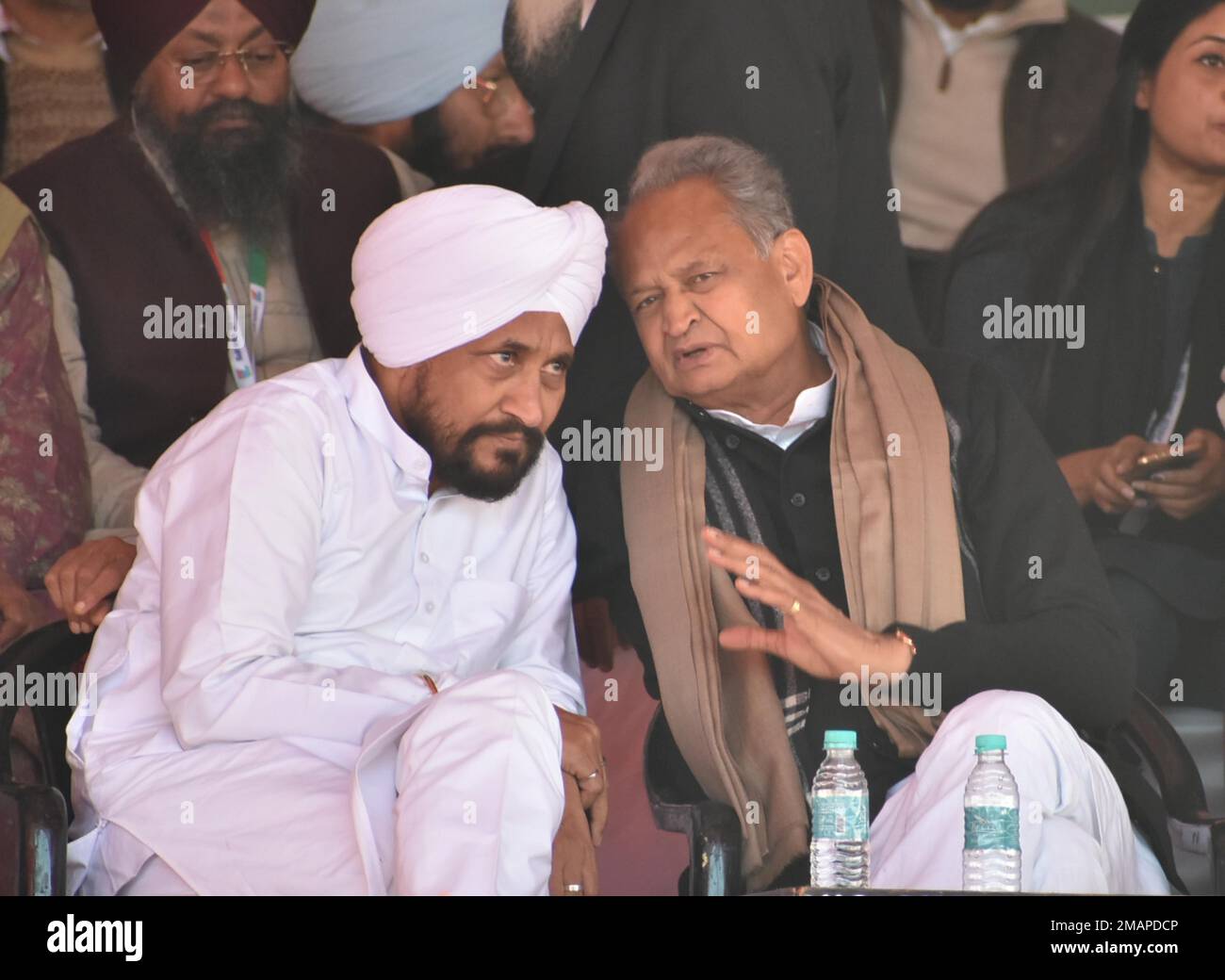 Pathankot, Indien. 19. Januar 2023. Pathankot, Indien -19. Januar 2023: Punjab ehemaliger CM Charanjit Singh Channi mit Rajasthan CM Ashok Gehlot während einer Kundgebung unter Bharat Jodo Yatra am 19. Januar 2023 in Pathankot, Indien. Der ehemalige Kongresschef übernahm die Narendra Modi-Regierung wegen der Dämonetisierung, der "fehlerhaften" Güter- und Dienstleistungssteuer (GST) und des Rekrutierungsprogramms von Agnipath im Verteidigungsbereich. (Foto: Sameer Sehgal/Hindustan Times/Sipa USA) Guthaben: SIPA USA/Alamy Live News Stockfoto