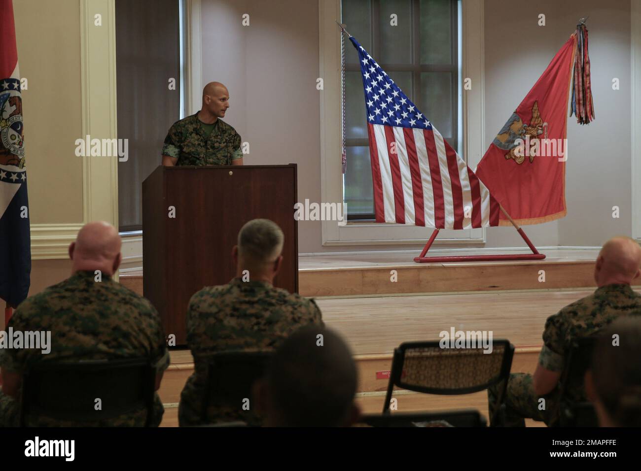 USA Marinesoldaten David Elliott, der ausscheidende Sergeant Major des 2D. Marinesegiments, 2D. Marinedivision, hält eine Rede bei einer Entlastungs- und Ernennungszeremonie in Camp Lejeune, North Carolina, am 2. Juni 2022. Während der Zeremonie übergab Elliott seine Rolle als Sergeant Major an Sergeant Major David Watts. Stockfoto
