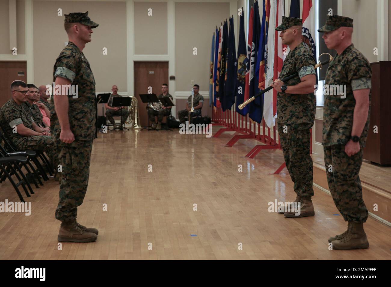 USA Marines mit dem 2D. Marineregiment, 2D. Marinedivision, stehen vor der Nationalhymne bei einer Hilfs- und Ernennungszeremonie in Camp Lejeune, North Carolina, 2. Juni 2022. Während der Zeremonie übergab Sergeant Major David Elliott, der ausscheidende Sergeant Major, seine Rolle als Sergeant Major an Sergeant Major David Watts. Stockfoto