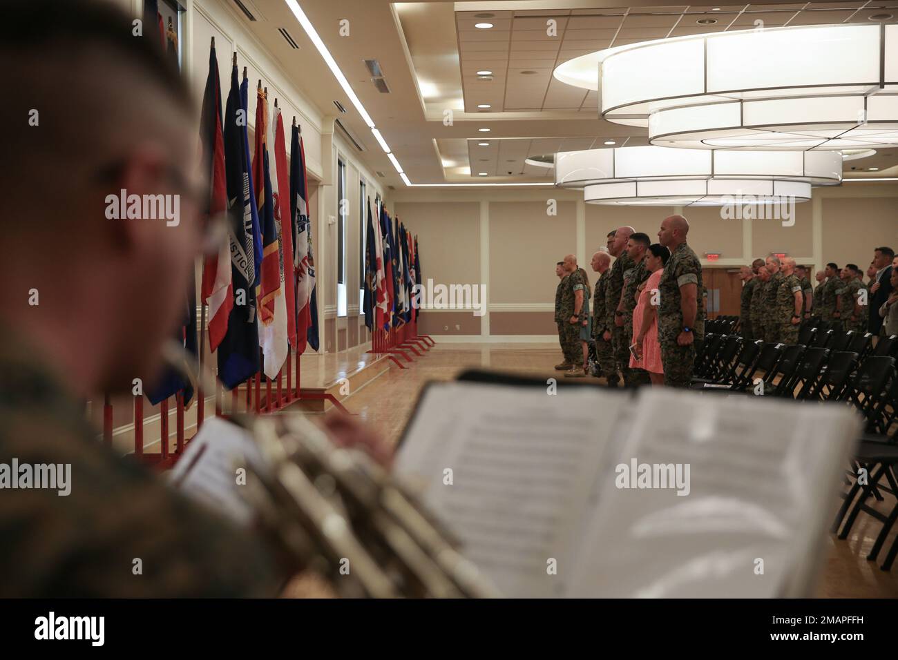 USA Marines mit dem 2D. Marineregiment, 2D. Marinedivision, stehen vor der Nationalhymne bei einer Hilfs- und Ernennungszeremonie in Camp Lejeune, North Carolina, 2. Juni 2022. Während der Zeremonie übergab Sergeant Major David Elliott, der ausscheidende Sergeant Major, seine Rolle als Sergeant Major an Sergeant Major David Watts. Stockfoto