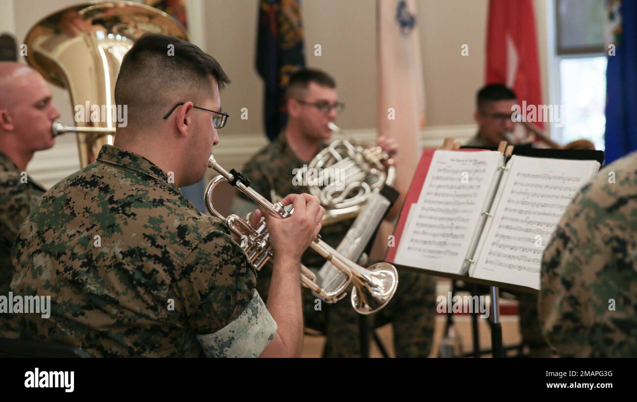 USA Marines mit der 2D Marine Aircraft Wing Band spielen die Marine Corps' Hymn bei einer Hilfs- und Ernennungszeremonie in Camp Lejeune, North Carolina, am 2. Juni 2022. Während der Zeremonie übergab Sergeant Major David Elliott, der ausscheidende Sergeant Major, seine Rolle als Sergeant Major an Sergeant Major David Watts. Stockfoto