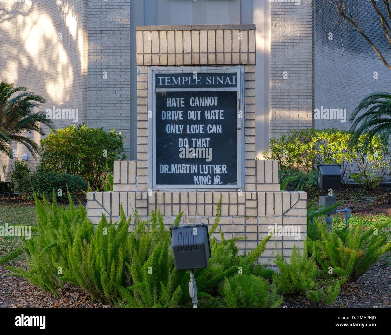 NEW ORLEANS, LA, USA - 22. DEZEMBER 2022: Schild vor Temple Sinai mit Zitat von Martin Luther King Stockfoto