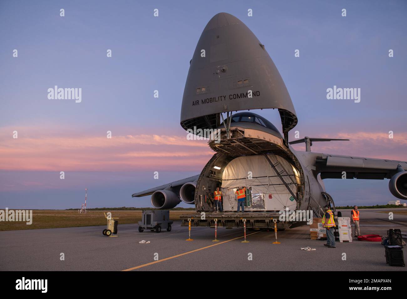 SBIRS-Satellit (Space Based Infrared System), Geosynchronous Earth Orbit (GEO)-6 wird in der Raumfahrtstation Cape Canaveral, Florida, entladen. 2. Juni 2022. Der SBIRS-Satellit ist der sechste und letzte Satellit der Konstellation. (Foto der Space Force von Joshua Conti) Stockfoto