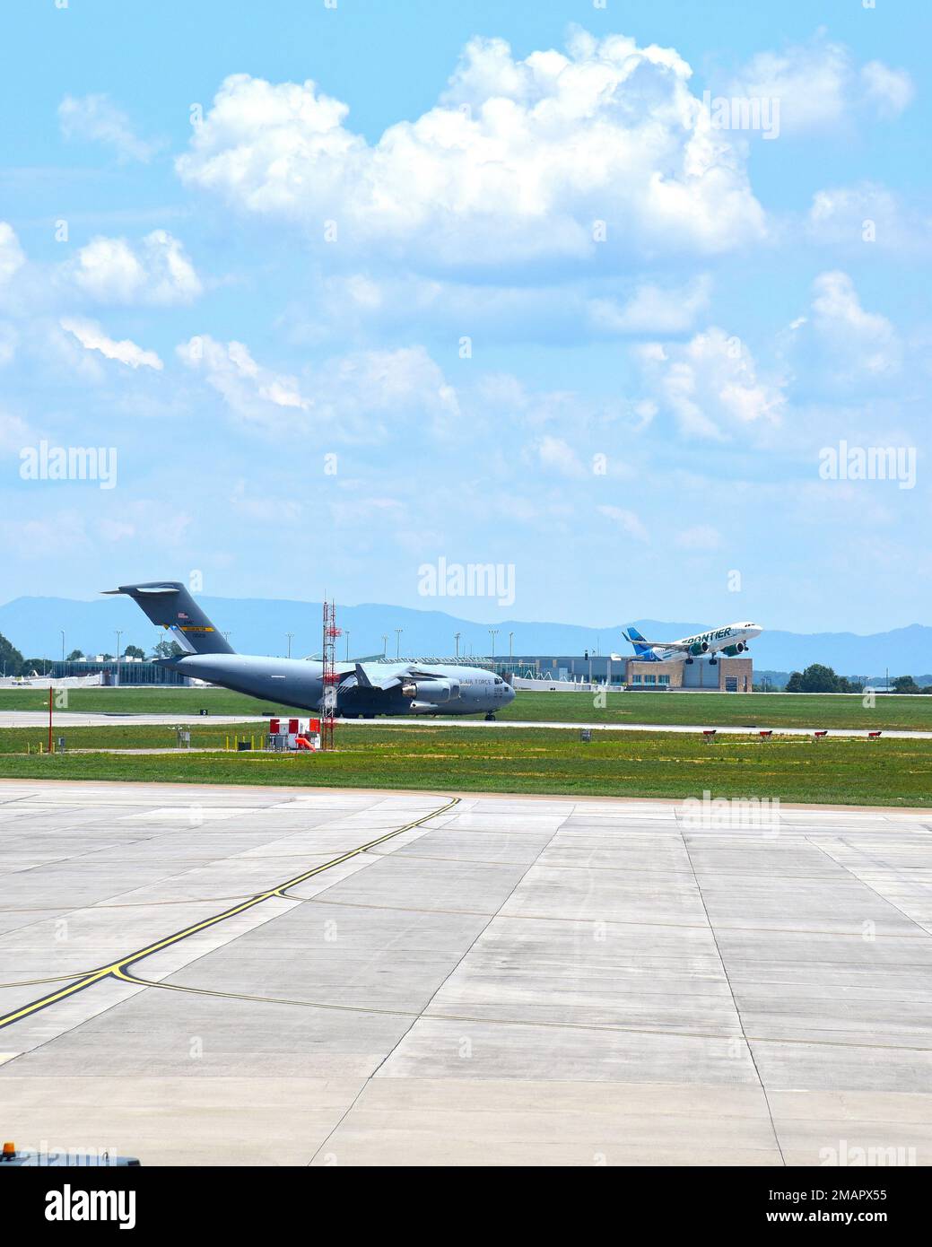 Ein C-17 Globemaster III Frachtflugzeug von der Charleston AF Base, South Carolina, nach der Landung am McGhee Tyson ANG Base, Tennessee. Im 134. Air Tanken Flügel befindet sich das KC-135R Stratotanker Tanken Flugzeug. Stockfoto