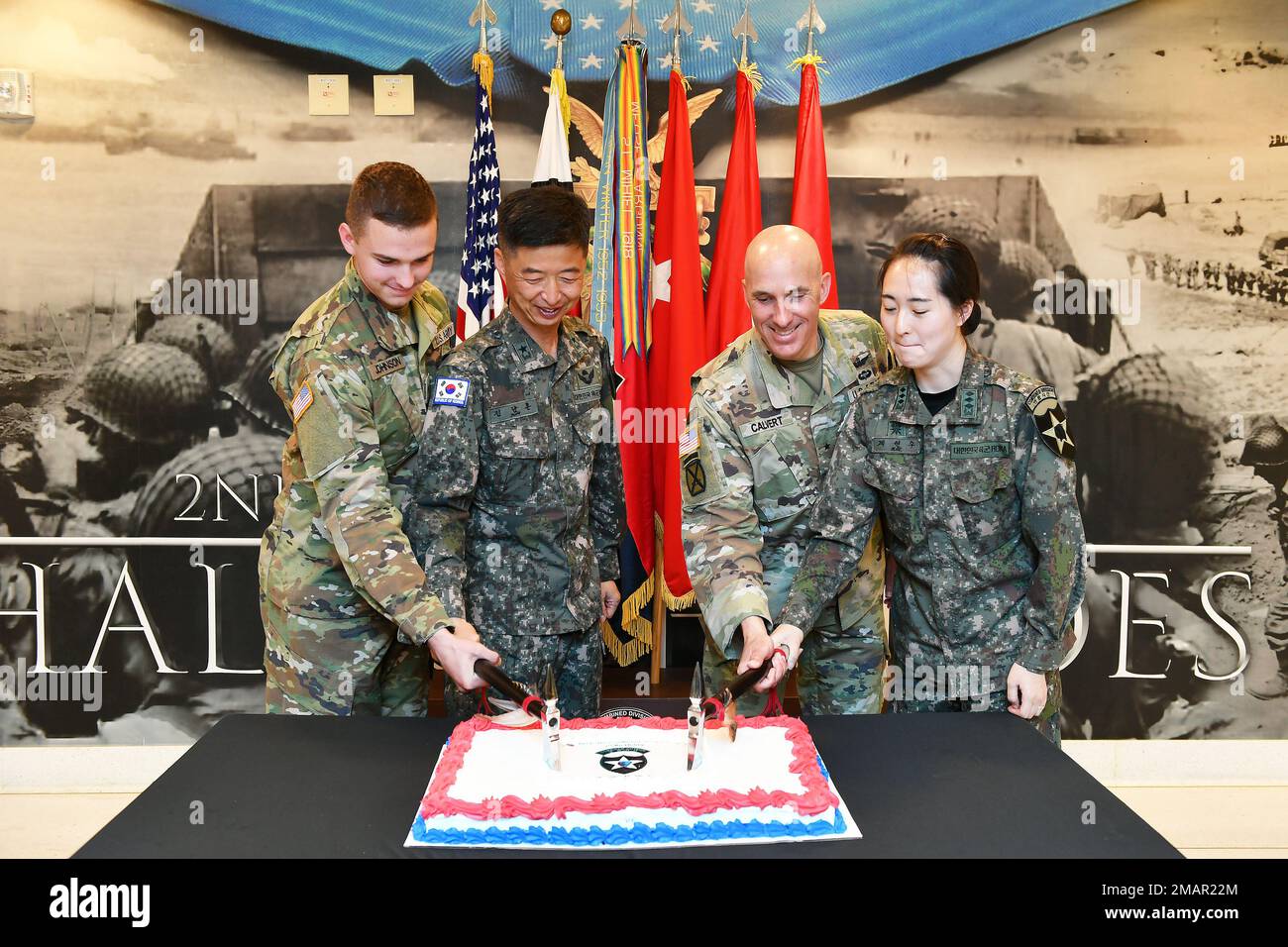 Zu Ehren der 2. Infanteriedivision/ROK-U.S. Combined Division feierte ihren 7. Geburtstag, die Einheit veranstaltete einen Jokgu-Wettbewerb und eine Tortenzeremonie. Der 2IDRUCD sammelt Fachwissen in kombinierter Kriegsführung, und die Krieger der 2IDRUCD stehen bereit für „Kämpfe heute Nacht!“ Stockfoto