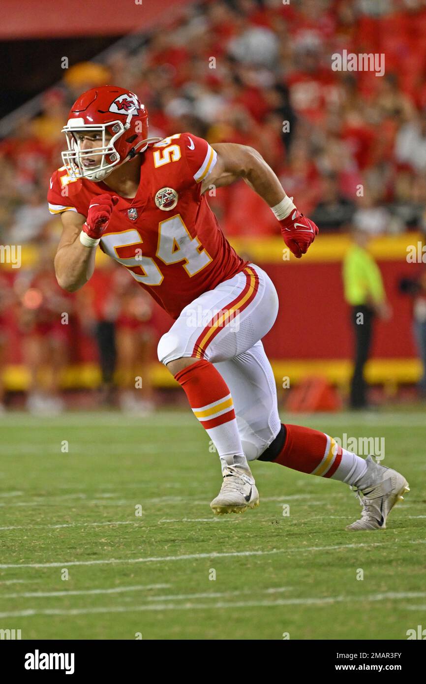 Kansas City Chiefs linebacker Leo Chenal (54) rushes on defense during an NFL pre-season football game against the Green Bay Packers Thursday, Aug. 25, 2022, in Kansas City, Mo. (AP Photo/Peter Aiken) Stockfoto
