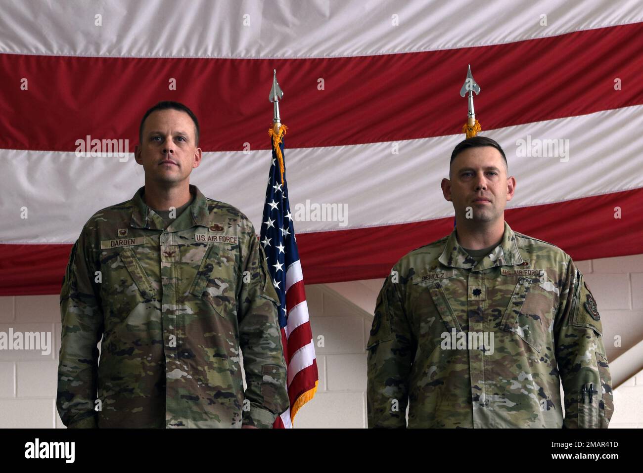 LT. Colonel Charles Schulz, ausgehender 317. Flugzeuginstandhaltungstrupp, steht neben Oberst Jeffery Darden, 317. Kommandant der Wartungsgruppe, während des 317. AMXS-Befehlswechsels auf dem Luftwaffenstützpunkt Dyess, Texas, 3. Juni 2022. Schulz befehligte die AMXS 317. durch verschiedene Erfolge, darunter zeitsparende Innovationen für die Flugzeuge und humanitäre Hilfe im Refuge der Operation Allies. Stockfoto