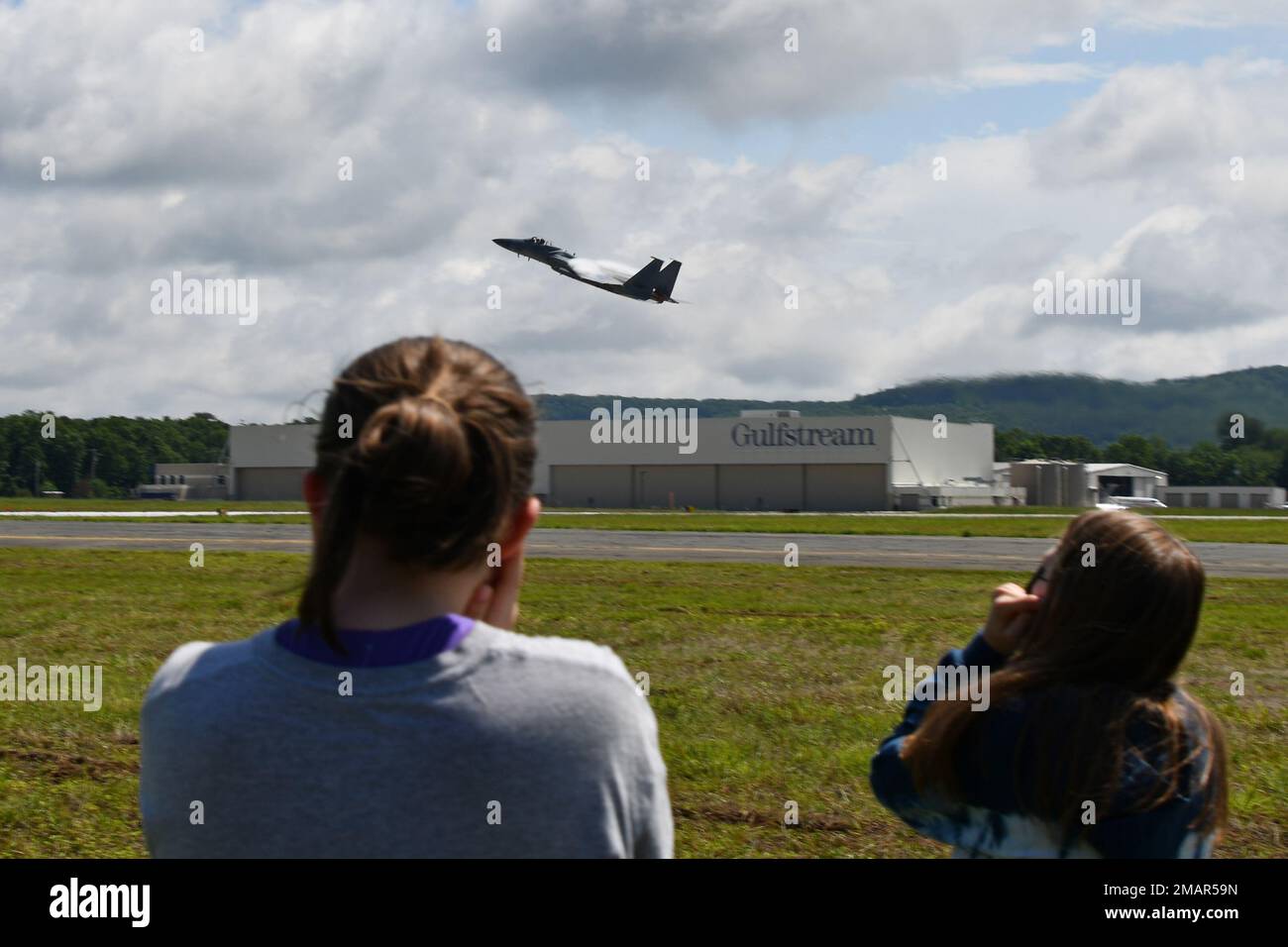 Schüler der Westfield Intermediate School sehen, wie ein F-15 Eagle während einer Führung durch den 104. Fighter Wing am 3. Juni 2022 auf der Barnes Air National Guard Base, Massachusetts, abhebt. Touren bieten der Öffentlichkeit die einzigartige Gelegenheit, 104FW Personen und Ausrüstung zu erleben und mit ihnen zu interagieren. Stockfoto