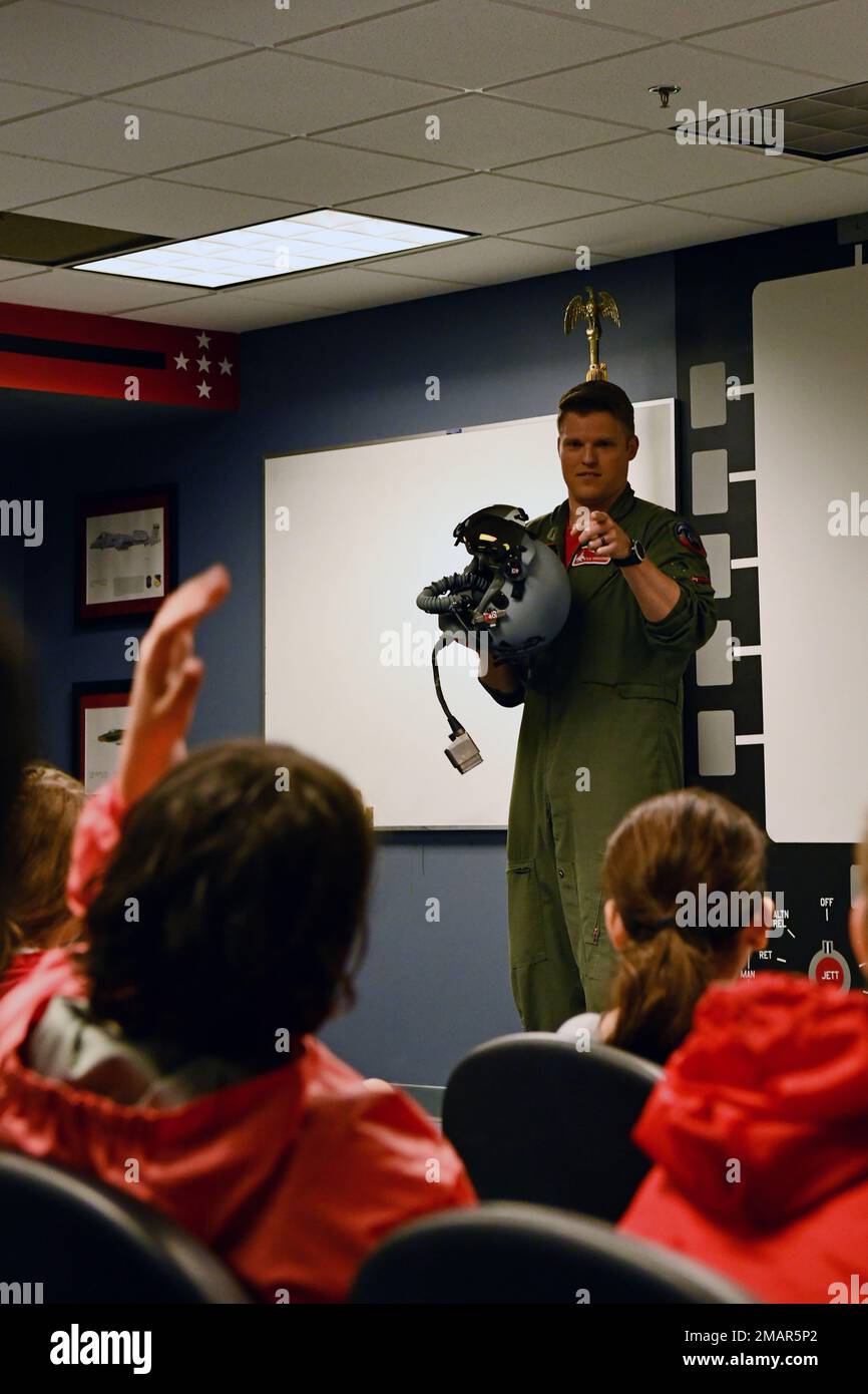 USA Air Force Capt. Kyle Engasser, ein F-15 Eagle-Pilot mit der 131. Kampfgeschwader, bittet einen Schüler der Westfield Intermediate School um eine Frage während einer Tour des 104. Kampfflügels am 3. Juni 2022 auf der Barnes Air National Guard Base, Massachusetts. Touren bieten der Öffentlichkeit die einzigartige Gelegenheit, 104FW Personen und Ausrüstung zu erleben und mit ihnen zu interagieren. Stockfoto