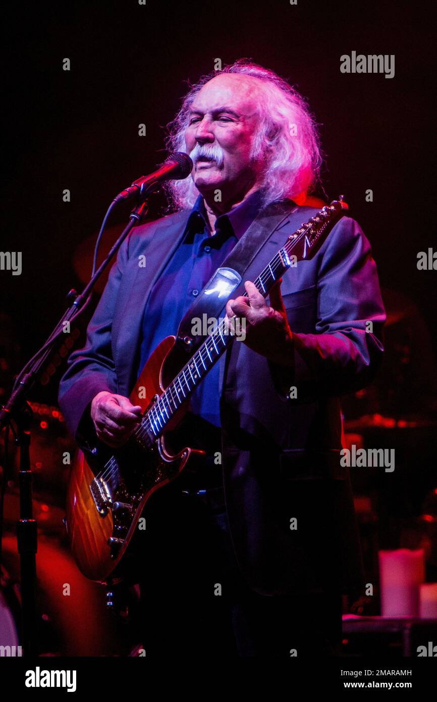 Mailand, Italien. 01. Okt. 2015. David Crosby, Byrds und Crosby, Stills & Nash Mitbegründer, tritt live im Teatro degli Arcimboldi in Mailand auf. Sänger und Songwriter David Crosby stirbt mit 81. Kredit: SOPA Images Limited/Alamy Live News Stockfoto