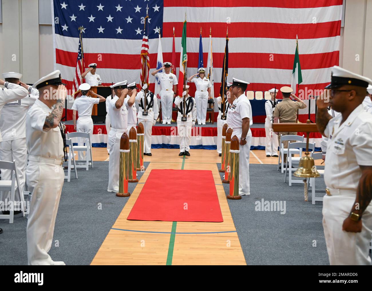 220603-N-UJ449-1052 MARINEFLUGSTATION SIGONELLA, Italien (03. Juni 2022) – die offizielle Party begrüßt die Farben, die während einer Zeremonie auf der Marineflugstation Sigonella am 03. Juni 2022 vorgetragen werden. Die strategische Lage von NAS Sigonella ermöglicht es den US-Streitkräften, den alliierten Streitkräften und den Streitkräften der Partnerstaaten, bei Bedarf zu entsenden und zu reagieren, um Sicherheit und Stabilität in Europa, Afrika und dem Zentralkommando zu gewährleisten. Stockfoto