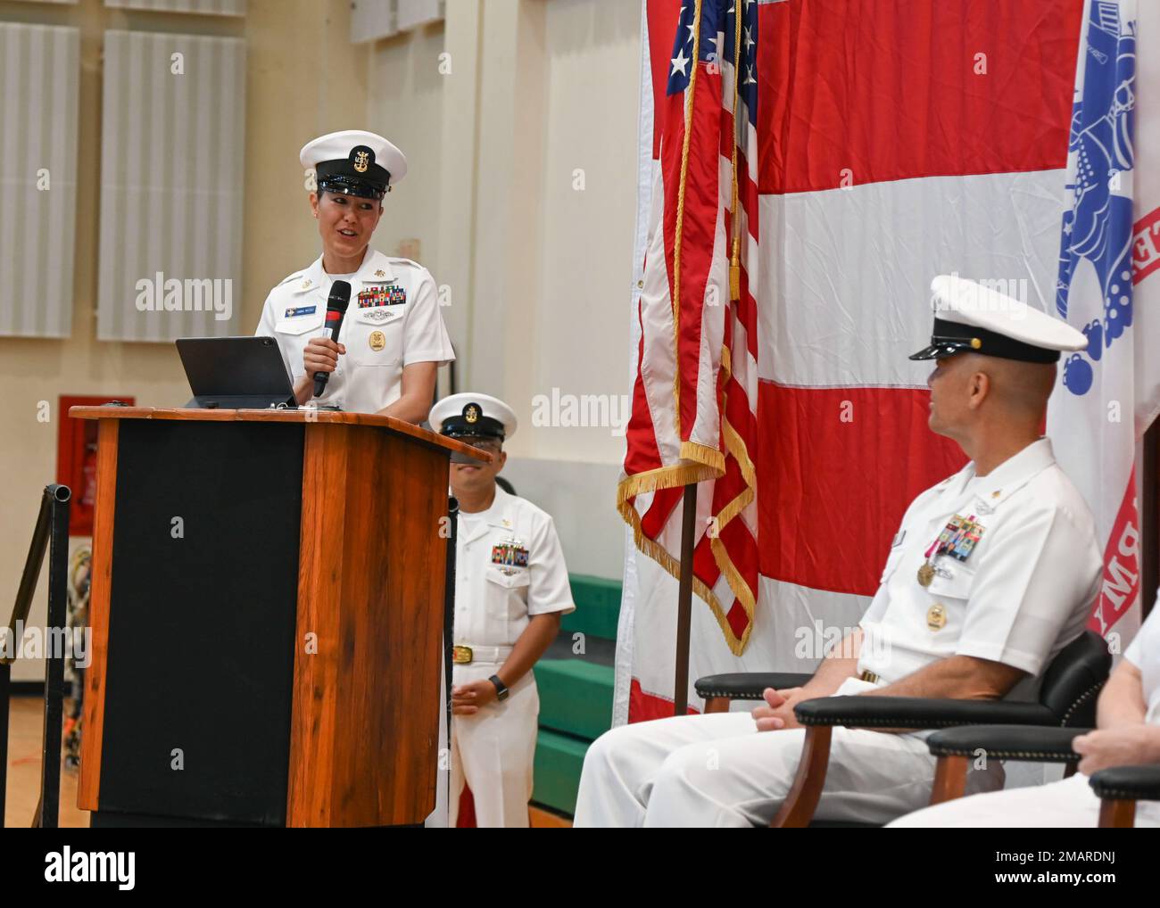 220603-N-UJ449-1223 MARINEFLUGSTATION SIGONELLA, Italien (03. Juni 2022)— Marineflugstation Sigonella Kommandomeisterin Anna Wood hält eine Rede während der USA Navy Medicine and Readiness Training Command Sigonella Command Master Albert Woods Ruhestandsfeier auf NAS Sigonella, 03. Juni 2022. Die strategische Lage von NAS Sigonella ermöglicht es den US-Streitkräften, den alliierten Streitkräften und den Streitkräften der Partnerstaaten, bei Bedarf zu entsenden und zu reagieren, um Sicherheit und Stabilität in Europa, Afrika und dem Zentralkommando zu gewährleisten. Stockfoto