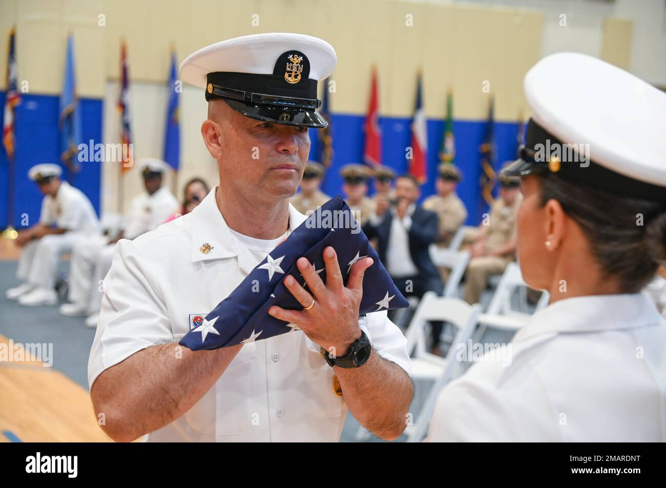 220603-N-UJ449-1389 MARINEFLUGSTATION SIGONELLA, ITALIEN (03. JUNI 2022) – USA Navy Medicine and Readiness Training Command Sigonella Kommandoleiter Albert Wood, erhält den Fähnrich vom Flaggenkommando während seiner Ruhestandszeremonie auf der Naval Air Station Sigonella am 03. Juni 2022. Die strategische Lage von NAS Sigonella ermöglicht es den US-Streitkräften, den alliierten Streitkräften und den Streitkräften der Partnerstaaten, bei Bedarf zu entsenden und zu reagieren, um Sicherheit und Stabilität in Europa, Afrika und dem Zentralkommando zu gewährleisten. Stockfoto
