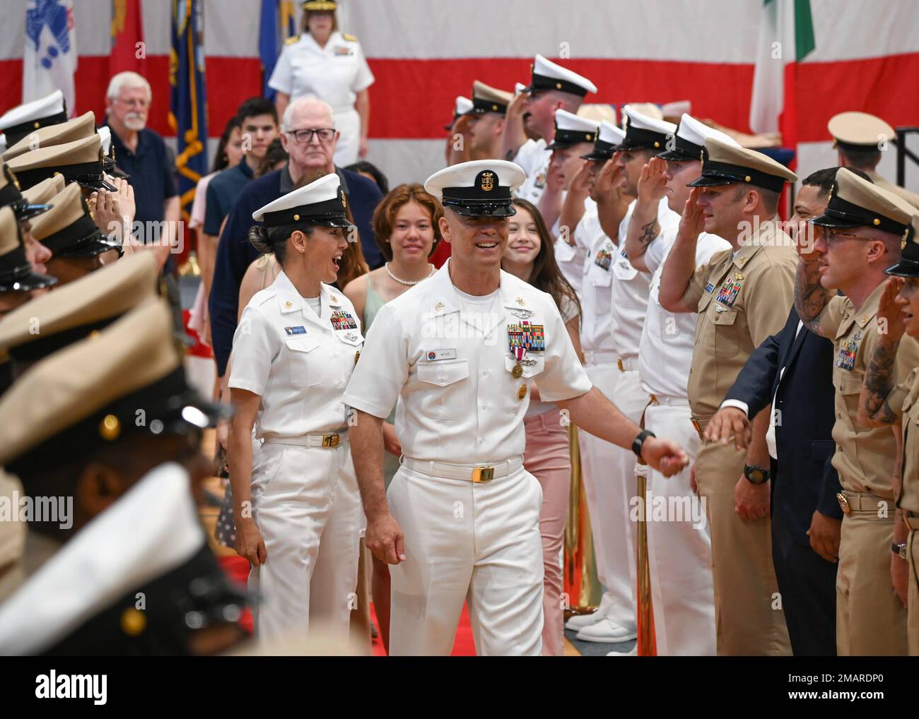 220603-N-UJ449-1402 MARINEFLUGSTATION SIGONELLA, Italien (03. Juni 2022)— Kommandomeister Albert Wood (ret.) Und die Familie, die Chefs beim Durchgehen durcheinander bringen, als sie seine Ruhestandszeremonie auf NAS Sigonella am 03. Juni 2022 beenden. Die strategische Lage von NAS Sigonella ermöglicht es den US-Streitkräften, den alliierten Streitkräften und den Streitkräften der Partnerstaaten, bei Bedarf zu entsenden und zu reagieren, um Sicherheit und Stabilität in Europa, Afrika und dem Zentralkommando zu gewährleisten. Stockfoto