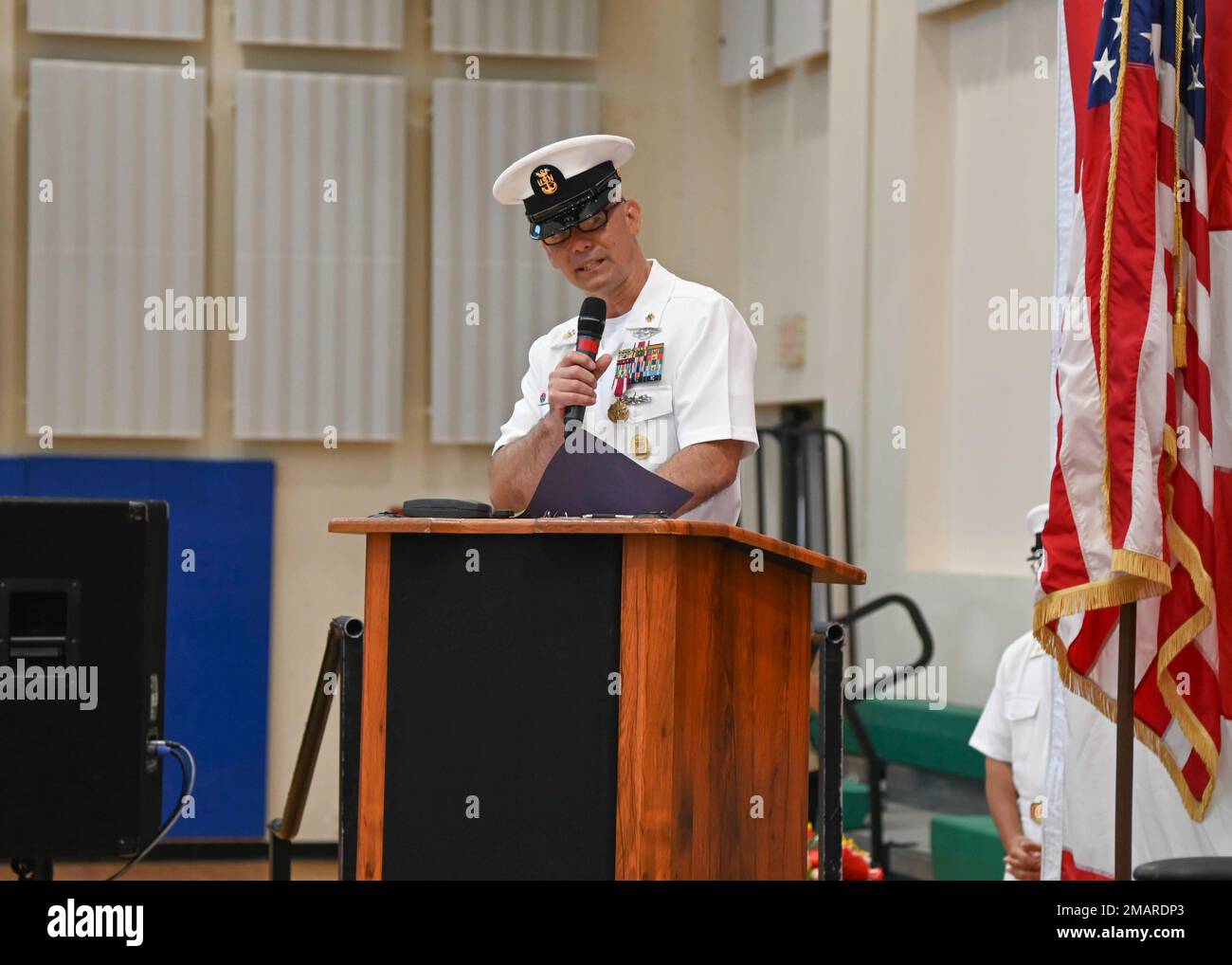 220603-N-UJ449-1305 MARINEFLUGSTATION SIGONELLA, ITALIEN (03. JUNI 2022) – USA Navy Medicine and Readiness Training Command Sigonella Command Master Chief Albert Wood hält eine Rede während seiner Ruhestandsfeier auf der Naval Air Station Sigonella am 03. Juni 2022. Die strategische Lage von NAS Sigonella ermöglicht es den US-Streitkräften, den alliierten Streitkräften und den Streitkräften der Partnerstaaten, bei Bedarf zu entsenden und zu reagieren, um Sicherheit und Stabilität in Europa, Afrika und dem Zentralkommando zu gewährleisten. Stockfoto