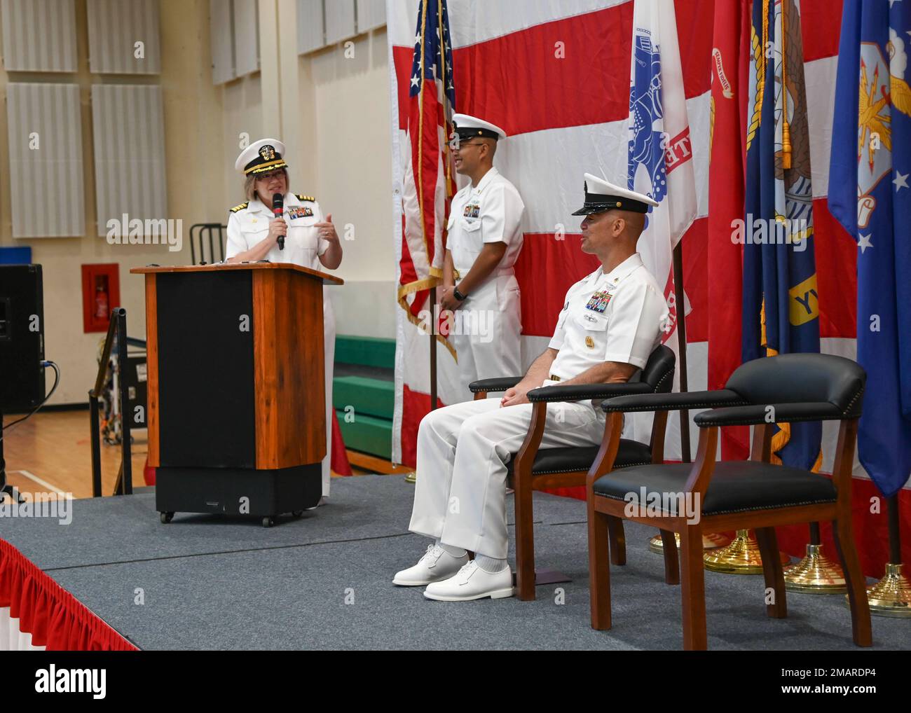 220603-N-UJ449-1108 MARINEFLUGSTATION SIGONELLA, Italien (03. Juni 2022)— Kapitän Denise Gechas, USA Kommandeur Sigonella des Navy Medicine and Readiness Training Command, hält eine Rede während der Ruhestandsfeier des NMRTC Sigonella Command Master Chief Albert Wood auf der Naval Air Station Sigonella am 03. Juni 2022. Die strategische Lage von NAS Sigonella ermöglicht es den US-Streitkräften, den alliierten Streitkräften und den Streitkräften der Partnerstaaten, bei Bedarf zu entsenden und zu reagieren, um Sicherheit und Stabilität in Europa, Afrika und dem Zentralkommando zu gewährleisten. Stockfoto