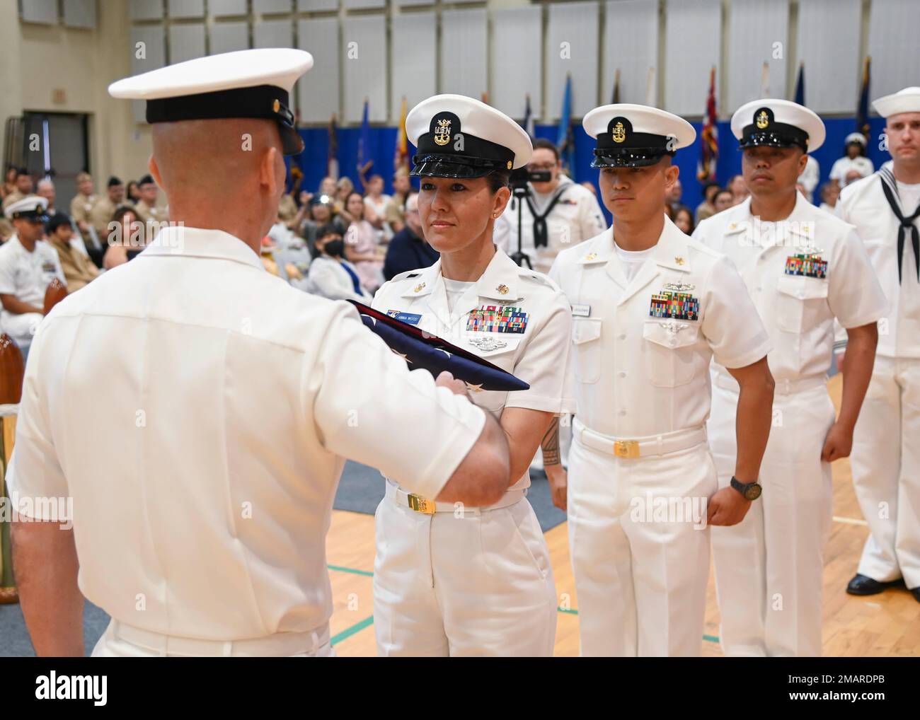 220603-N-UJ449-1376 MARINEFLUGSTATION SIGONELLA, Italien (03. Juni 2022)— Marineflugstation Sigonella Kommandomeisterin Anna Wood, nimmt an der Flaggenbesprechung ihres Mannes zur Ruhestandszeremonie auf NAS Sigonella am 03. Juni 2022 Teil. Die strategische Lage von NAS Sigonella ermöglicht es den US-Streitkräften, den alliierten Streitkräften und den Streitkräften der Partnerstaaten, bei Bedarf zu entsenden und zu reagieren, um Sicherheit und Stabilität in Europa, Afrika und dem Zentralkommando zu gewährleisten. Stockfoto