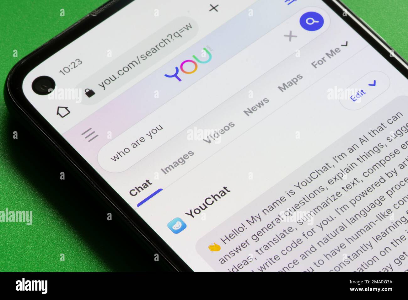 Die Webseite von YouChat, einem von You.com entwickelten KI-Chatbot im ChatGPT-Stil, ist auf dem Smartphone zu sehen. You.com ist eine Suchmaschine, die auf den Datenschutz ausgerichtet ist. Stockfoto