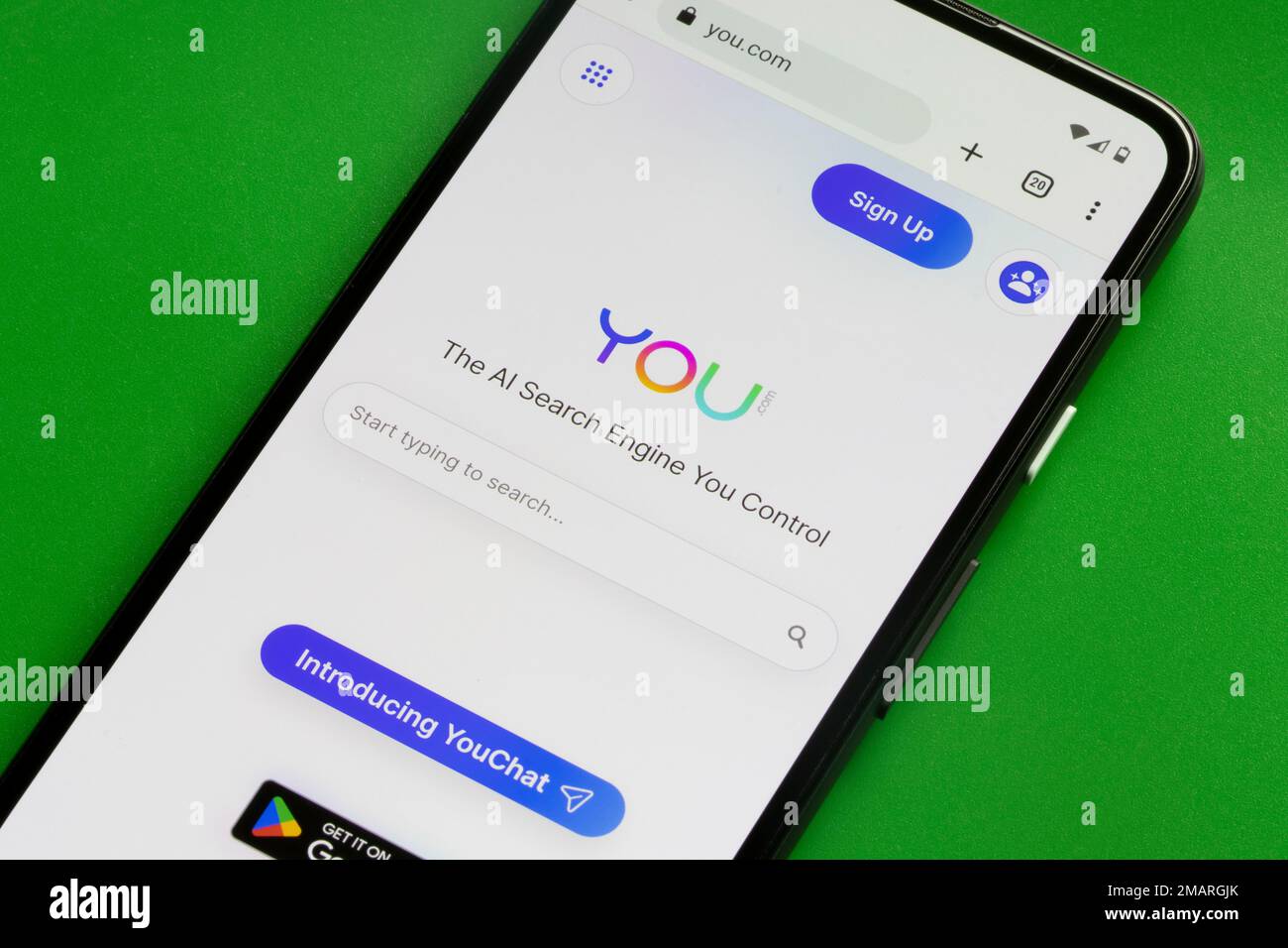 Website-Homepage von You.com wird auf einem Google Pixel-Smartphone angezeigt. You.com, eine Suchmaschine mit Fokus auf Datenschutz, hat einen KI-Chatbot im ChatGPT-Stil eingeführt. Stockfoto