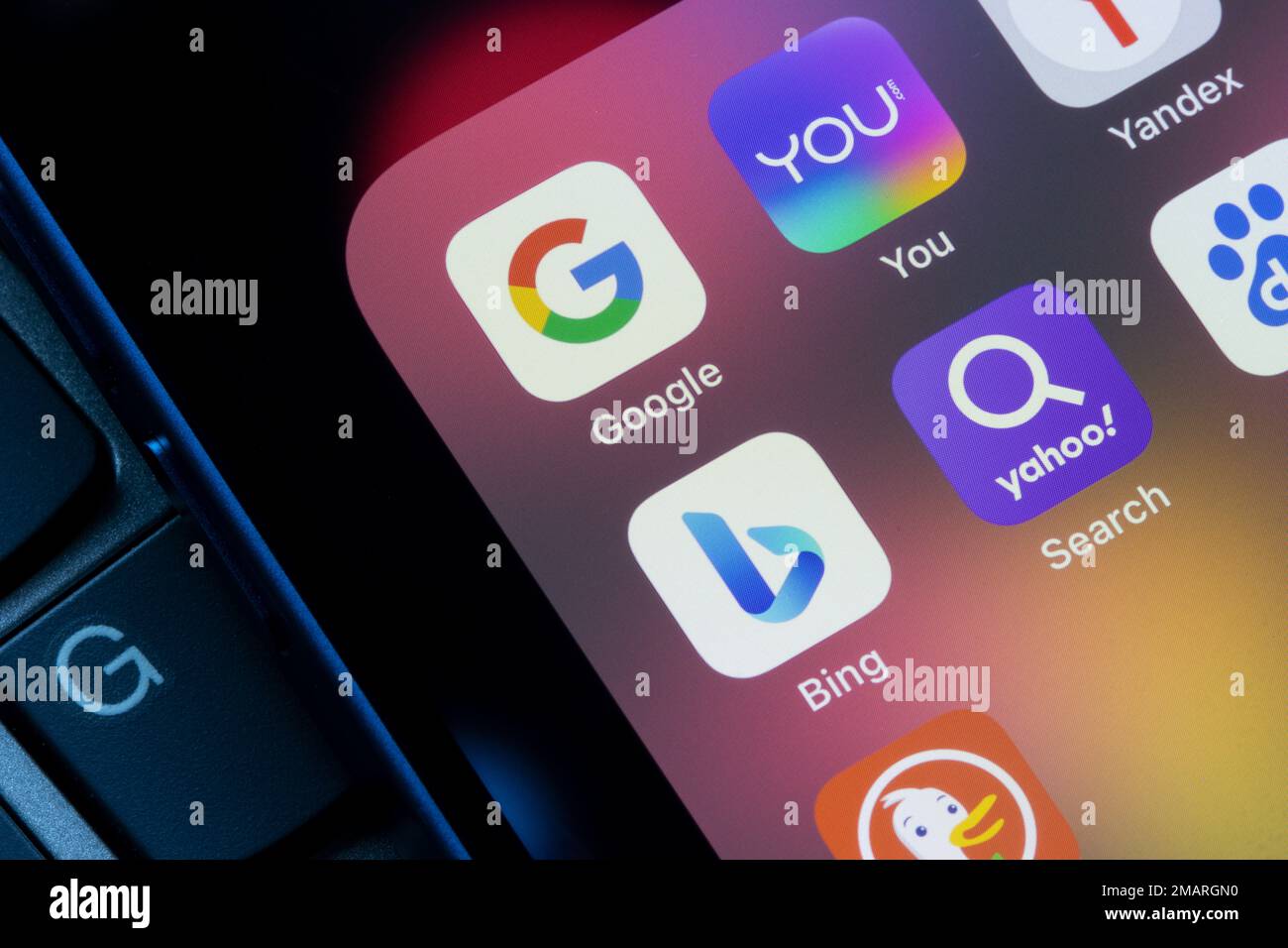 Verschiedene Suchmaschinen-Apps wie Google, You.com und Bing werden auf einem iPhone angezeigt. Microsoft plant, ChatGPT in Bing zu verwenden, und You.com hat... Stockfoto