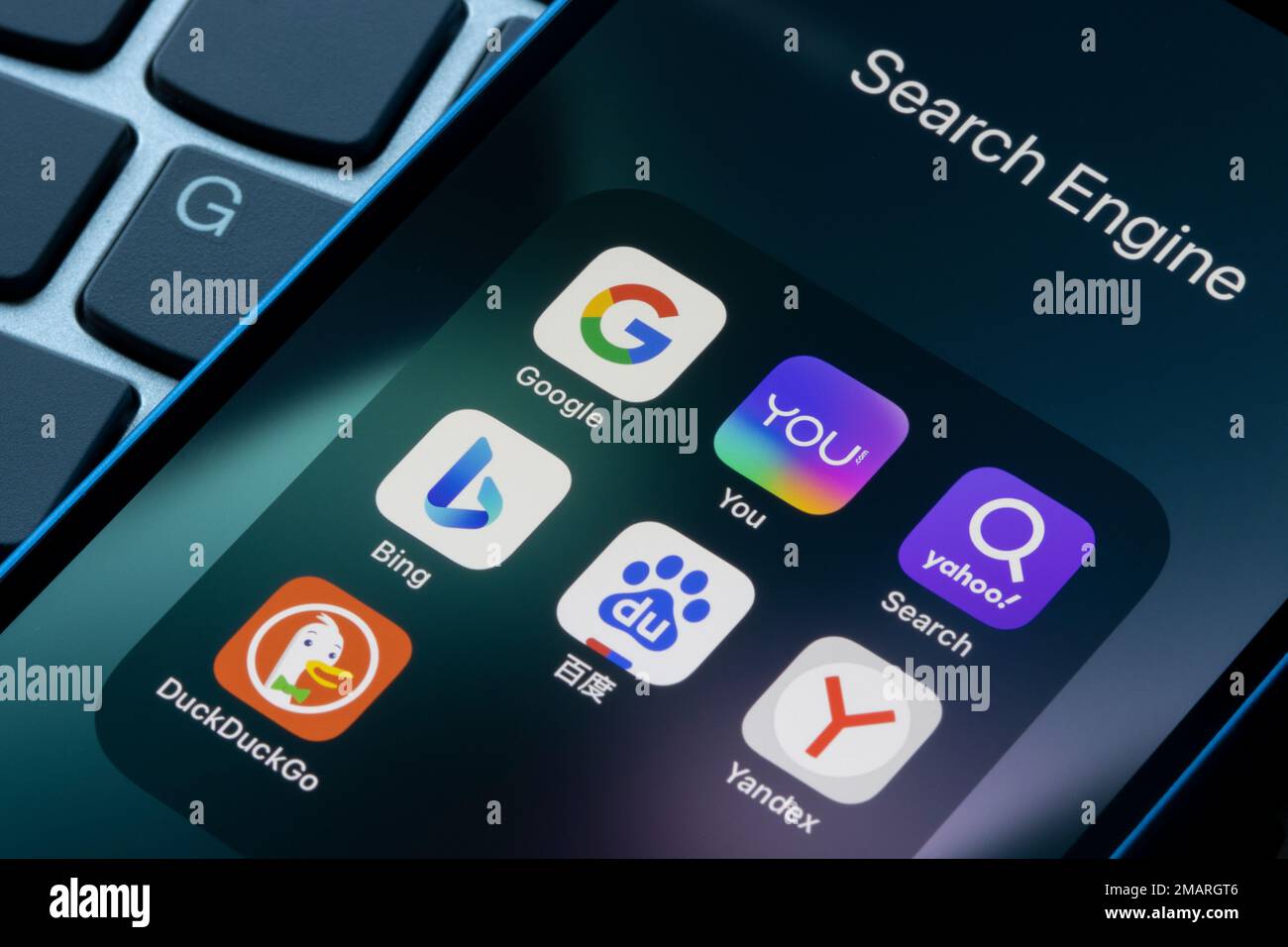 Verschiedene Suchmaschinen-Apps wie Google, You.com und Bing werden auf einem iPhone angezeigt. Microsoft plant, ChatGPT in Bing zu verwenden, und You.com hat... Stockfoto