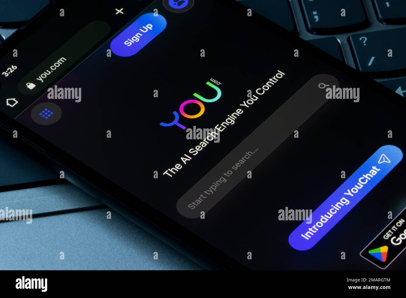 Website-Homepage von You.com wird auf einem Google-Smartphone angezeigt. You.com, eine Suchmaschine mit Fokus auf Datenschutz, hat einen KI-Chatbot im ChatGPT-Stil eingeführt. Stockfoto