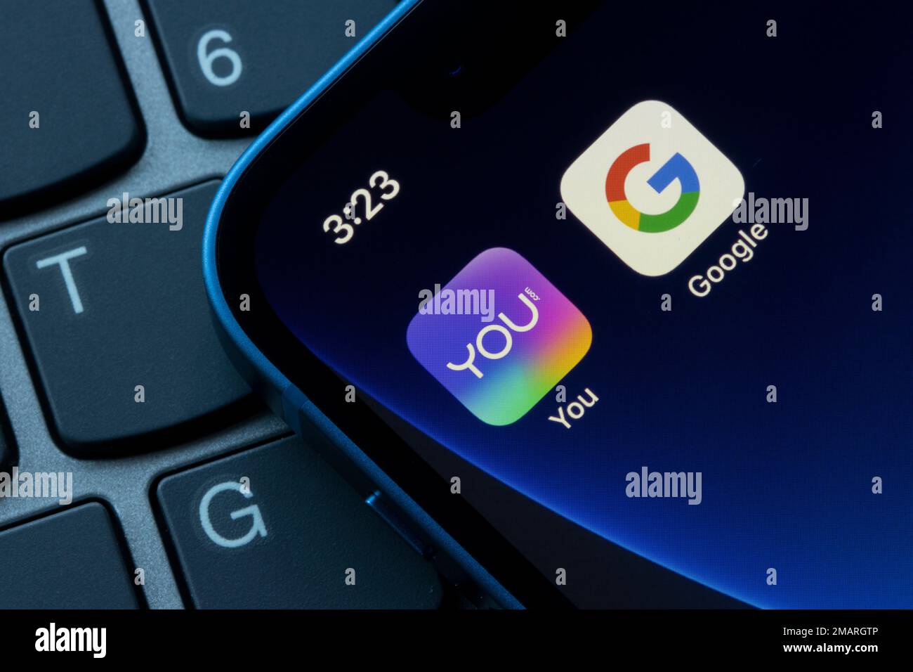 You.com und Google App-Symbole werden auf einem iPhone angezeigt. You.com, eine Suchmaschine mit Fokus auf Datenschutz, hat einen KI-Chatbot im ChatGPT-Stil eingeführt. Stockfoto
