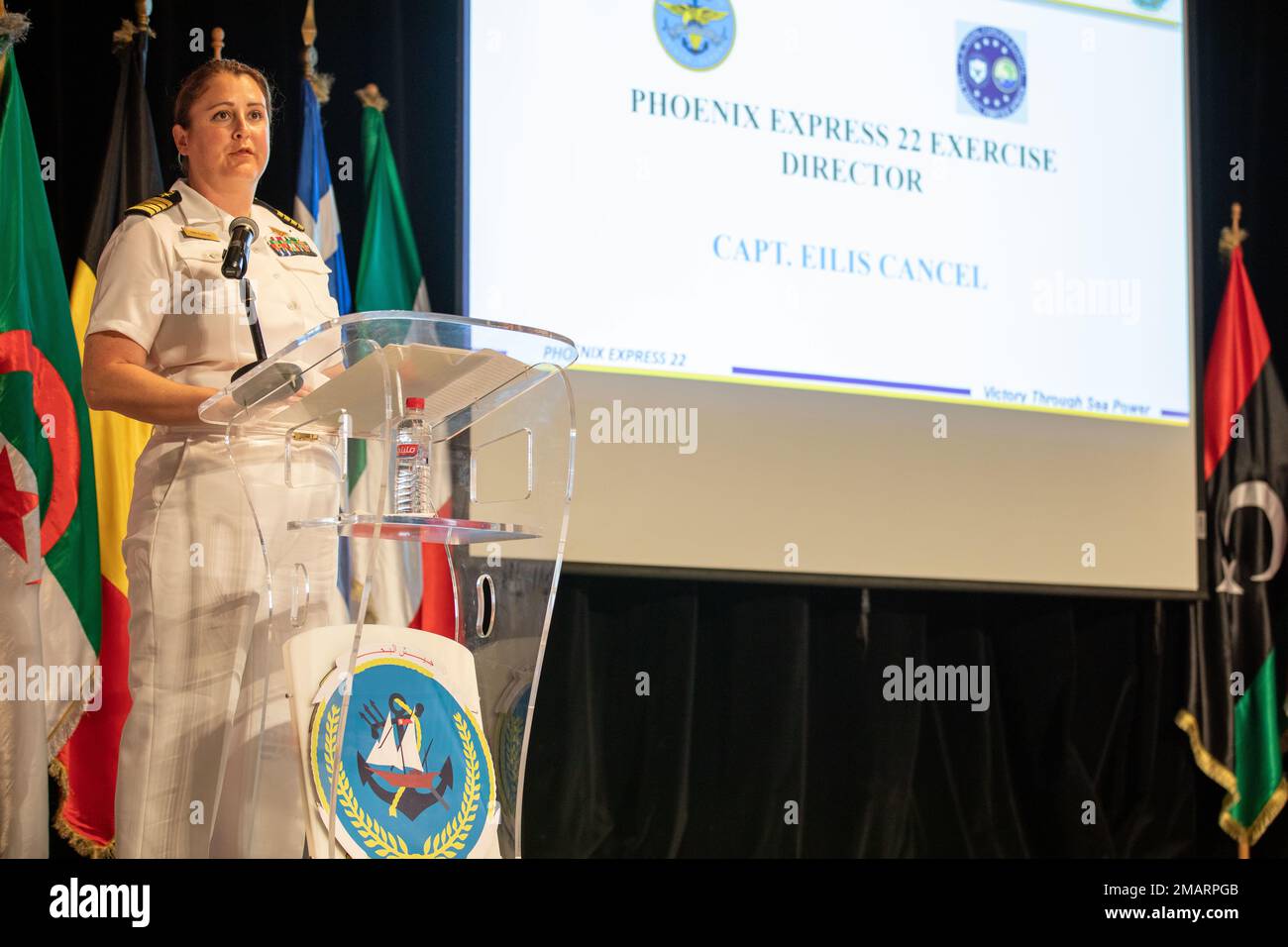 EL AOUINA, Tunesien - Hauptmann Eilis Cancel, Regisseur, Übung Phoenix Express 2022, spricht bei der Abschlusszeremonie für Übung Phoenix Express 2022 in Tunis, Tunesien, 03. Juni 2022. Phoenix Express 22, durchgeführt von U.S. Marine Forces Africa ist eine maritime Übung, die darauf abzielt, die Zusammenarbeit zwischen den teilnehmenden Nationen zu verbessern, um die Sicherheit und Gefahrenabwehr im Seeverkehr im Mittelmeer zu erhöhen. Stockfoto