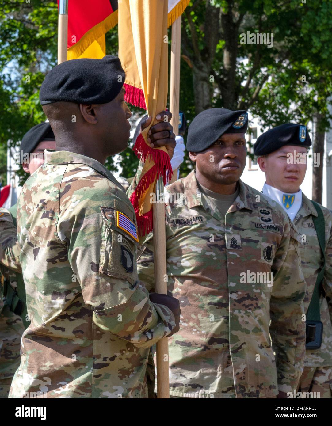 USA Generalmajor Kofie Primus, hochrangiger Berater, 21. Theater Sustainment Command, hält die Farben der Einheit während einer Zeremonie zum Verantwortungswechsel am 3. Juni 2022 auf dem NCO-Feld, Daenner Kaserne, Kaiserslautern, Deutschland. Primus übernahm die Verantwortung für die Einheit von Kommandoleiter Major Sean Howard. Stockfoto