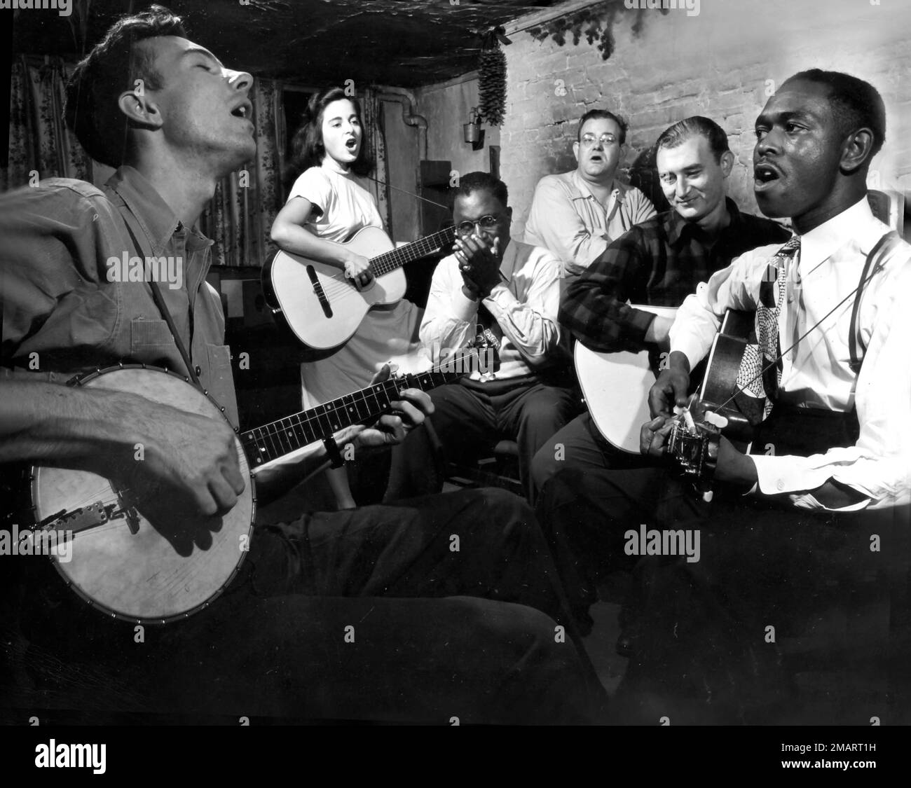 Der Folksänger Pete Seeger führte in den 1950er eine Hootenanny an. Stockfoto