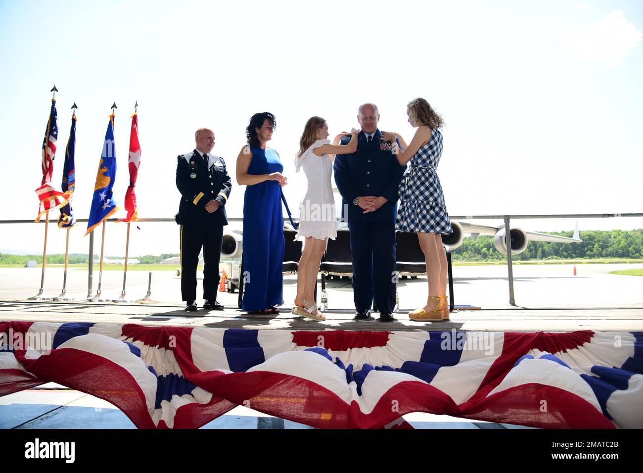 Oberst Gary R. Charlton II, Befehlshaber des 105. Luftwaffenflügels, wurde während seiner Beförderungszeremonie auf der Stewart Air National Guard Base, New York, am 4. Juni 2022 zum Brigadegeneral befördert. Stockfoto