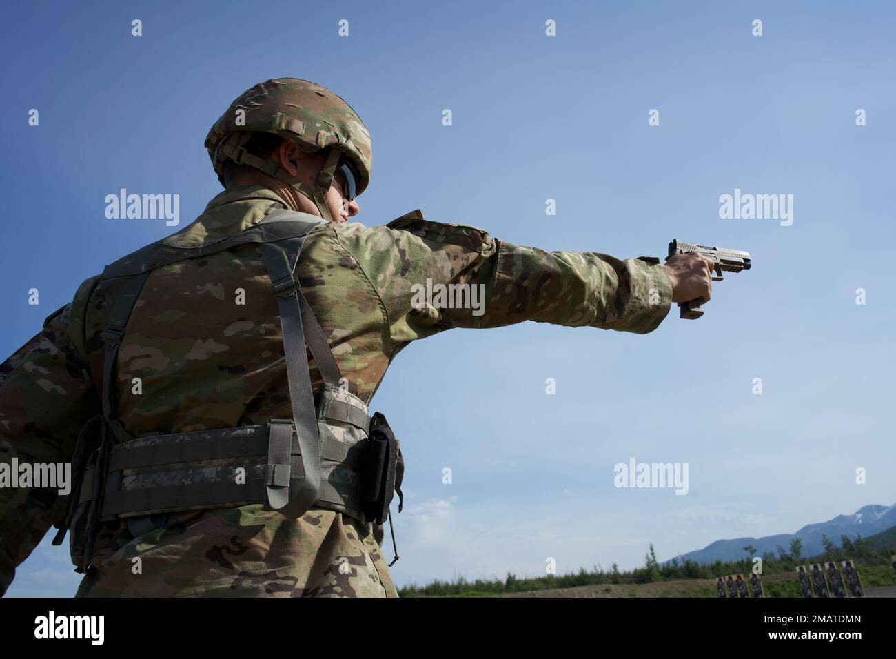 JOINT BASE ELMENDORF-RICHARDSON, Alaska -- Alaska Army National Guard PFC. Samuel Barnlund, 207. Engineer Utility Detachment, greift schnell Ziele an, 4. Juni 2022, auf Joint Base Elmendorf-Richardson während des 2022. Adjutant General Match. Die ganze Woche über nahmen vier Teams an einer Reihe von Kampfpistolen- und Gewehrwaffentests Teil, um einen Platz im 20-Kampfteam des Gouverneurs zu gewinnen. (Alaska National Guard Foto von Kapitän David Bedard) Stockfoto