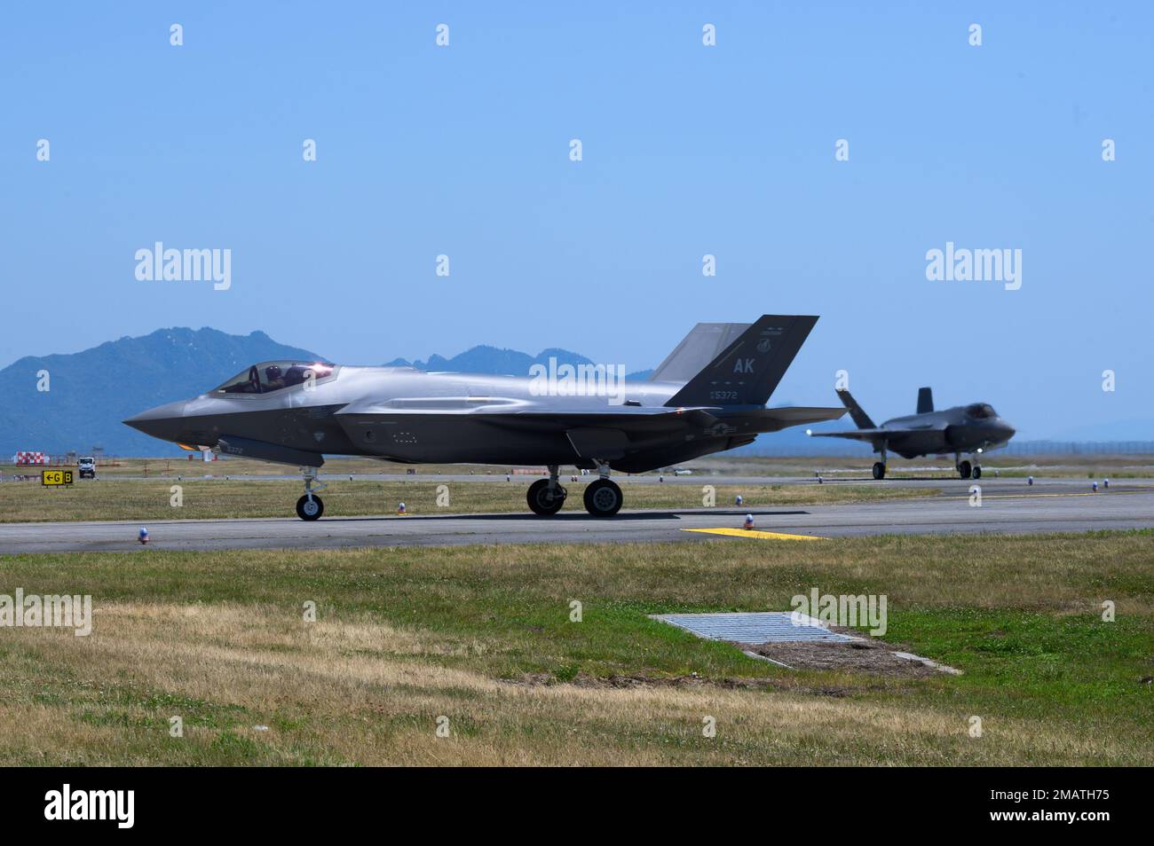 Zwei US-Dollar Air Force F-35A Lightning IIS wurde der 356. Expeditionary Fighter Squadron zugeteilt, 354. Air Expeditionary Wing Taxis auf der Landebahn nach Ankunft an der Marine Corps Air Station Iwakuni, Japan, für Agile Combat Employment Training, 4. Juni 2022. ACE ist für die strategische Entscheidungsfindung eines Gegners mit Ebenen betrieblicher Unvorhersehbarkeit verbunden. Stockfoto