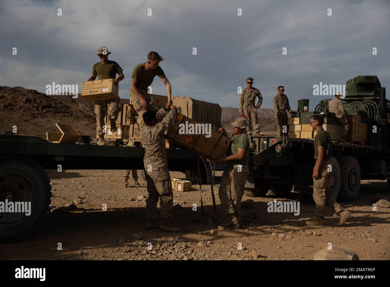 USA Marines mit Kampflogistik-Bataillon 13 und Bataillon Landing Team 2/4, 13. Marine Expeditionary Unit, entladen Munition von Medium Tactical Vehicle Replacements zur Unterstützung einer anstehenden Reichweite während einer realistischen Urban Training Übung im Marine Corp Air Ground Combat Center Twentynine Palms am 4. Juni 2022. Die MEU von 13. führt derzeit EINE RUT-Übung durch, um die Integration und kollektive Fähigkeit der Kommando-, Luft-, Boden- und Logistikelemente der MEU zu verbessern und die MEU von 13. vorzubereiten, um den Krisenreaktionsbedarf der Nation während ihres bevorstehenden Einsatzes in Übersee zu decken. Stockfoto