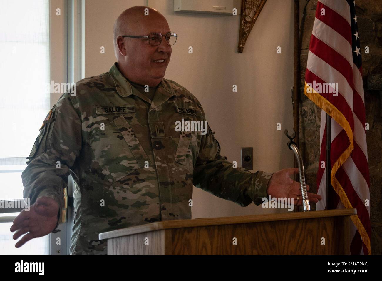 Chief Warrant Officer 5 Thomas Galoff, steht für ein Foto in der Nähe von Camp Ripley, 4. Juni 2022. Galoff wird diesen Sommer mit mehr als 40 Jahren Dienst in den Ruhestand gehen. Er begann seine Karriere 1980 beim 724th Engineer Battalion der Wisconsin National Guard als Kampfingenieur und Schwermaschinenführer. (Minnesota National Guard Foto von Sgt. Mahsima Alkamooneh) Minnesota, Ruhestandszeremonie, Tradition des Dienstes, Nationalgarde, Stockfoto