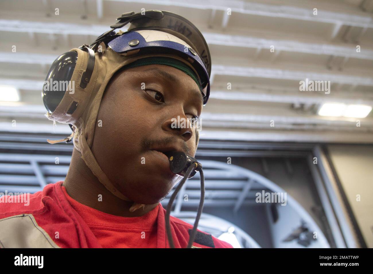 220605-N-XN177-1019 PAZIFIK (5. Juni 2022) – Aviation Boatswain’s Mate (Handling) Airman Taveres Frazier führt einen Sattelschlepper in der Hangarbucht an Bord des Amphibienflugzeugs USS Tripoli (LHA 7), 5. Juni 2022. Tripolis ist im US-amerikanischen 7.-Flottengebiet tätig, um die Interoperabilität mit Verbündeten und Partnern zu verbessern und als einsatzbereite Eingreiftruppe zur Verteidigung des Friedens und zur Aufrechterhaltung der Stabilität in der Region Indo-Pazifik zu dienen. Stockfoto