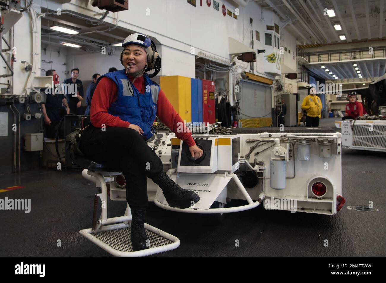 220605-N-XN177-1012 PAZIFIK (5. Juni 2022) – Aviation Boatswain’s Mate (Handling) Airman Loreianne Pamatmat, aus San Francisco, betreibt an Bord des Amphibienflugzeugs USS Tripoli (LHA 7), 5. Juni 2022, einen Spürhund in der Hangarbucht. Tripolis ist im US-amerikanischen 7.-Flottengebiet tätig, um die Interoperabilität mit Verbündeten und Partnern zu verbessern und als einsatzbereite Eingreiftruppe zur Verteidigung des Friedens und zur Aufrechterhaltung der Stabilität in der Region Indo-Pazifik zu dienen. Stockfoto
