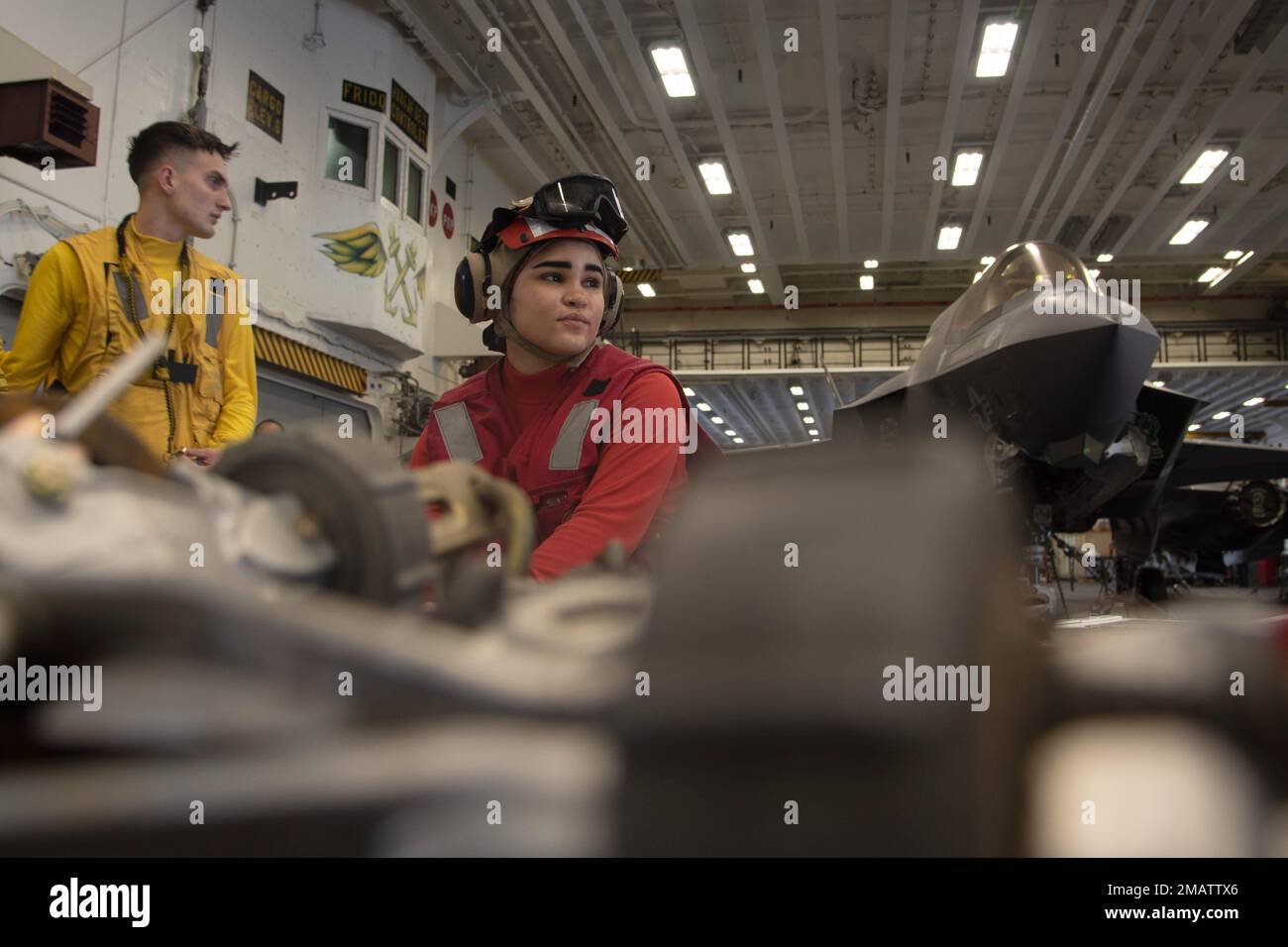 220605-N-XN177-1006 PAZIFIK (5. Juni 2022) – Aviation Boatswain’s Mate (Handling) 3. Class Josselyne Acevedoguiterrez aus Orlando, Florida, betreibt einen Spürhund in der Hangarbucht an Bord des Amphibienflugzeugs USS Tripoli (LHA 7), 5. Juni 2022. Tripolis ist im US-amerikanischen 7.-Flottengebiet tätig, um die Interoperabilität mit Verbündeten und Partnern zu verbessern und als einsatzbereite Eingreiftruppe zur Verteidigung des Friedens und zur Aufrechterhaltung der Stabilität in der Region Indo-Pazifik zu dienen. Stockfoto