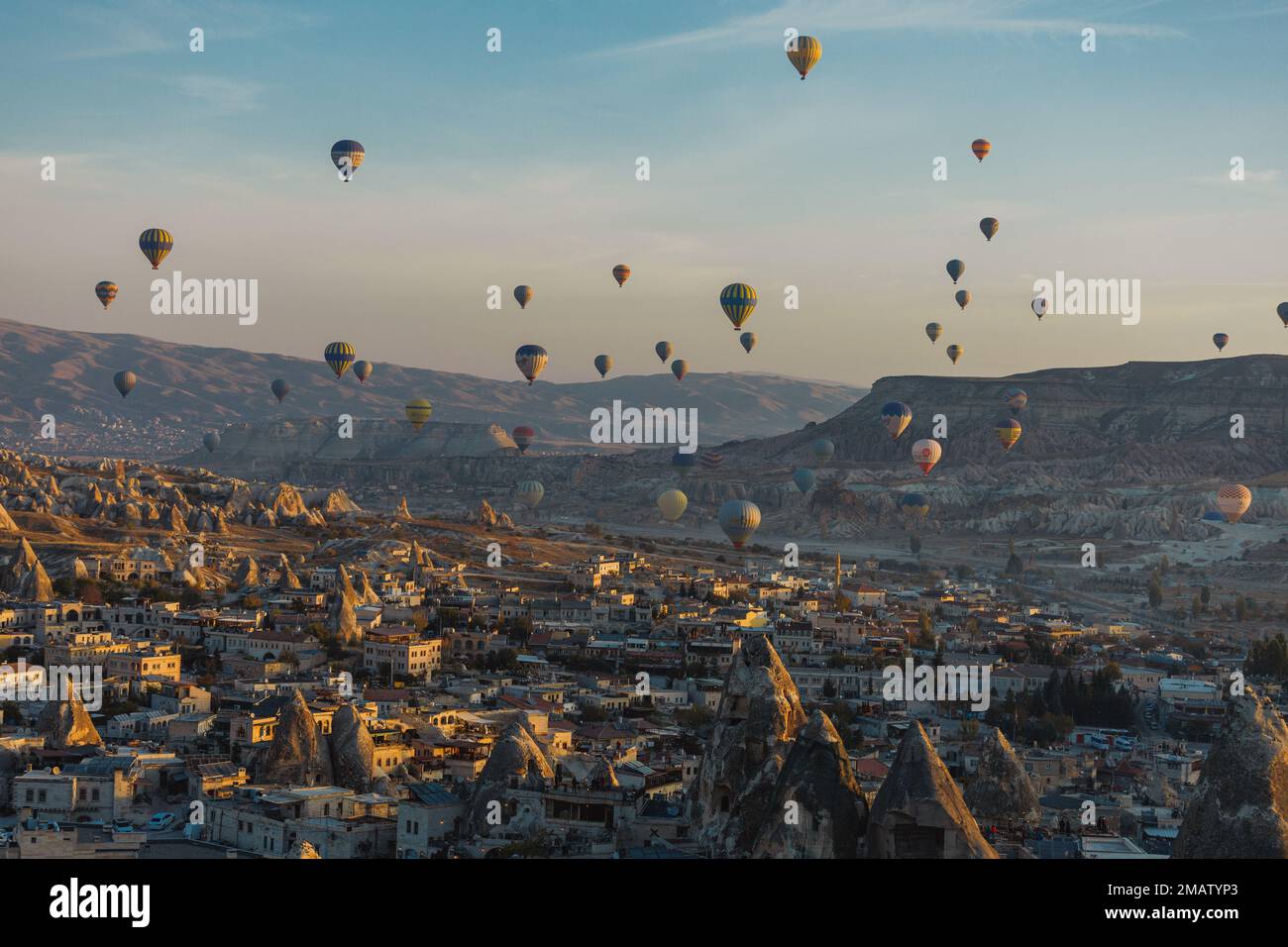 Heißluftballons bei Sonnenaufgang in Göreme, Kappadokien, Stockfoto