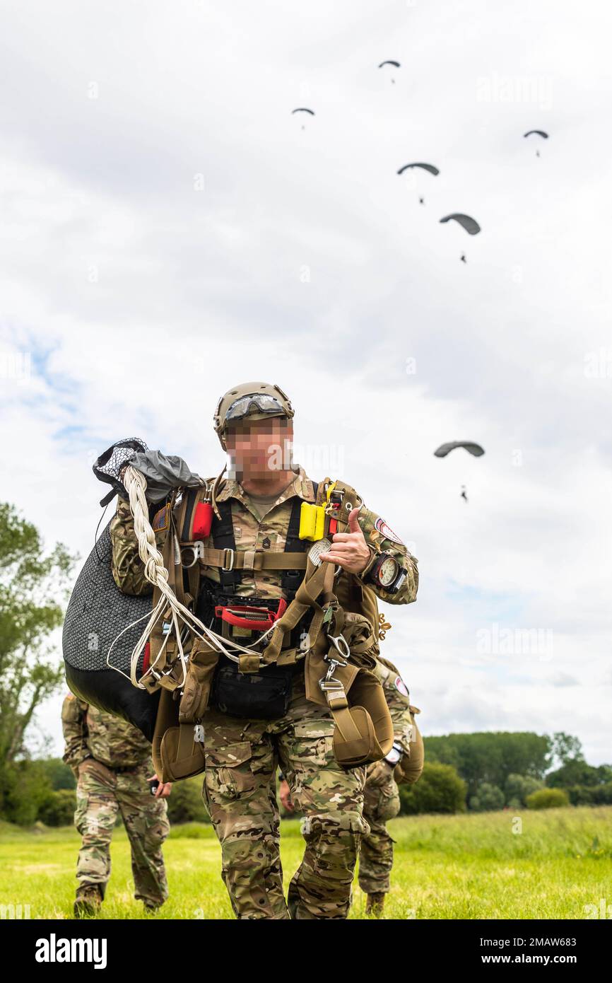 USA Soldaten der Army 1-10 Special Forces Group springen während eines HALO-Sprungs (High Altitude Low Opening) für die 78. D-Day-Gedenkfeier in Sainte-Mère-Elglise, Frankreich, am 5. Juni 2022 mit dem Fallschirm in eine Abwurfzone. Projekt Jedburgh war ein gemeinsames Alliiertes Programm mit der Zweigstelle OSS Special Operations (SO), dem britischen Special Operations Executive (SOE) und dem französischen Bureau Central de Renseignements et d’Action (BCRA) und gilt weithin als der Ursprung, aus dem alle modernen Spezialoperationen ihre Herkunft ziehen. Stockfoto