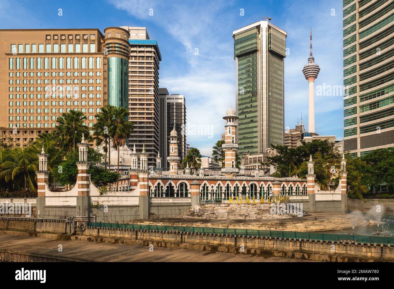 jamek Moschee und kuala lumpur Turm am Fluss des Lebens in Kuala Lumpur, Malaysia Stockfoto