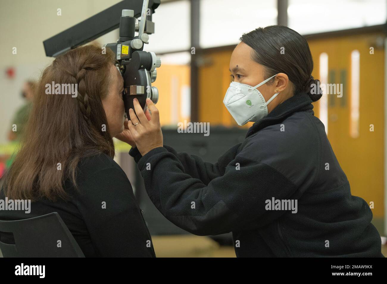 USA Leutnant Commander Der Marine. Gillian Claveria-Ooms, Optometrist beim Navy Medicine Readiness & Training Command, Camp Pendleton, Kalifornien, führt eine Augenuntersuchung während einer medizinischen Mission an der Rhea County Middle School in Evansville, Tennessee, am 5. Juni 2022 durch. Birchwood Cares, innovative Readiness Training ist eine vom Verteidigungsministerium gesponserte Schulungsveranstaltung, die Community-Partner mit Joint Force-Partnern verbindet, um die medizinische Versorgung der umliegenden Gemeinden zu gewährleisten. Die Kliniken bieten zahnärztliche, medizinische, optometrische, körperliche und psychische Gesundheitsdienste an und bieten gleichzeitig praxisnahes Training für Joint Force Partner Stockfoto