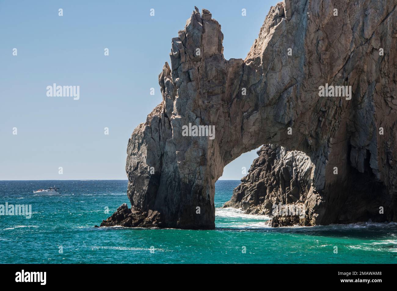 Der Cabo Arch ist vielleicht das berühmteste Wahrzeichen in Cabo San Lucas, mexikanische Riviera, Mexiko. Es ist nur mit dem Boot erreichbar und befindet sich am Land's End. Stockfoto