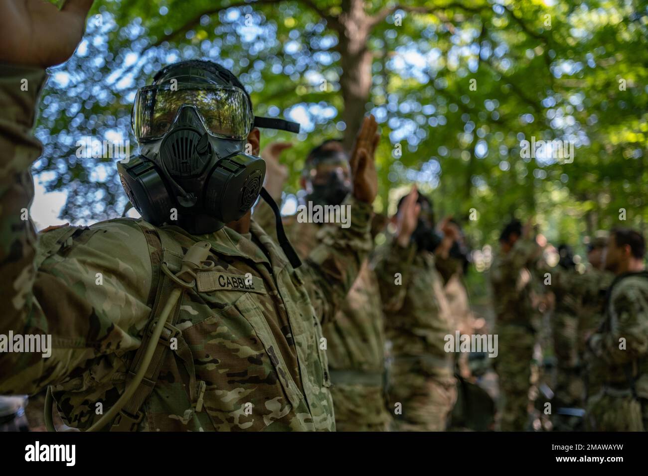 Das CBRN-Training (Chemical, Biological, Radiological, Nuclear) ist ein notwendiger Bestandteil des Cadet Summer Training (CST). Während ihrer Zeit bei CBRN lernten Cadets acht Lektionen in Bezug auf die Funktion ihrer Sicherheitsausrüstung und die Reaktion auf CBRN-Angriffe. Ihre neunte Lektion war, die NBC-Kammer zu betreten, wo sie auf CS-Gas stießen und lernten, auf ihre Ausbildung und Ausrüstung zu vertrauen. | Foto von Nathan Abbott, CST Public Affairs Office Stockfoto