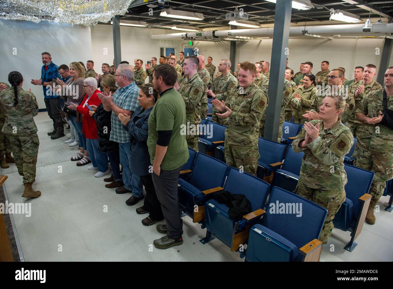 Die Teilnehmer gratulieren Major Kahli Gorski zur Zeremonie zur Übernahme des Kommandos, 5. Juni 2022, Gowen Field, Boise, Idaho. Dies ist Gorskis erste Kommandoposition, wo sie als Befehlshaber des 124. Kommunikationsgeschwaders fungieren wird. Stockfoto