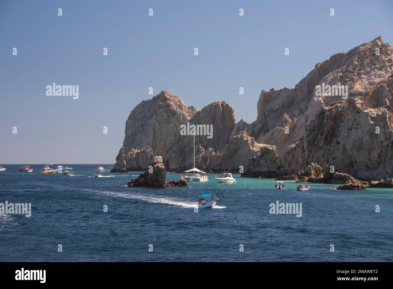 Der Cabo Arch ist vielleicht das berühmteste Wahrzeichen in Cabo San Lucas, mexikanische Riviera, Mexiko. Es ist nur mit dem Boot erreichbar und befindet sich am Land's End. Stockfoto