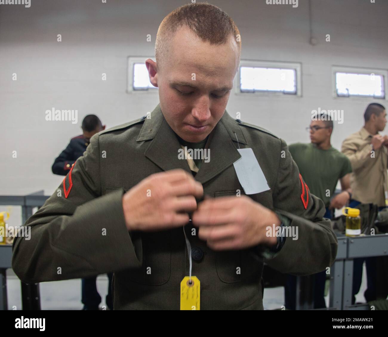 USA Marinekorps rekrutieren Daniel Hernandez bei Fox Company, 2. Recruit Training Battalion, kleidet sich während einer Uniformanprobe beim Marine Corps Recruit Depot San Diego, 6. Juni 2022. Passt geprüfte Maße und markierte Einstellungen an, um sicherzustellen, dass die Uniformen während der Schulausbildung und nach dem Training einsatzbereit sind. Hernandez wurde aus Sacramento, Kalifornien, rekrutiert, mit der Rekrutierungsstation Elk Grove. Stockfoto