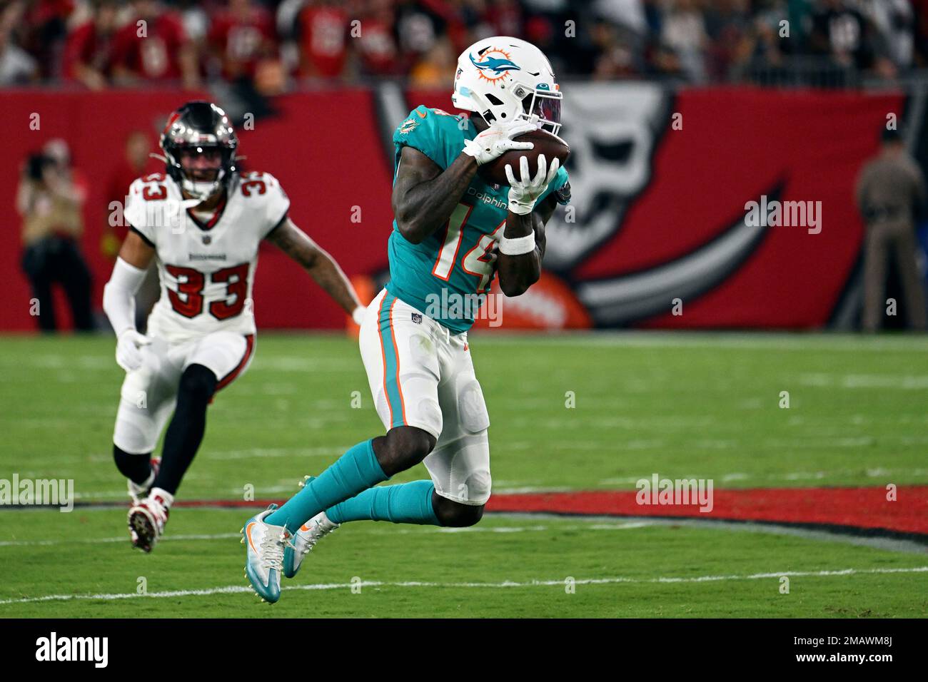 Miami Dolphins wide receiver Trent Sherfield (14) makes a catch in front of Tampa Bay Buccaneers safety Troy Warner (33) during the first half of an NFL preseason football game Saturday, Aug. 13, 2022, in Tampa, Fla. (AP Photo/Jason Behnken) Stockfoto