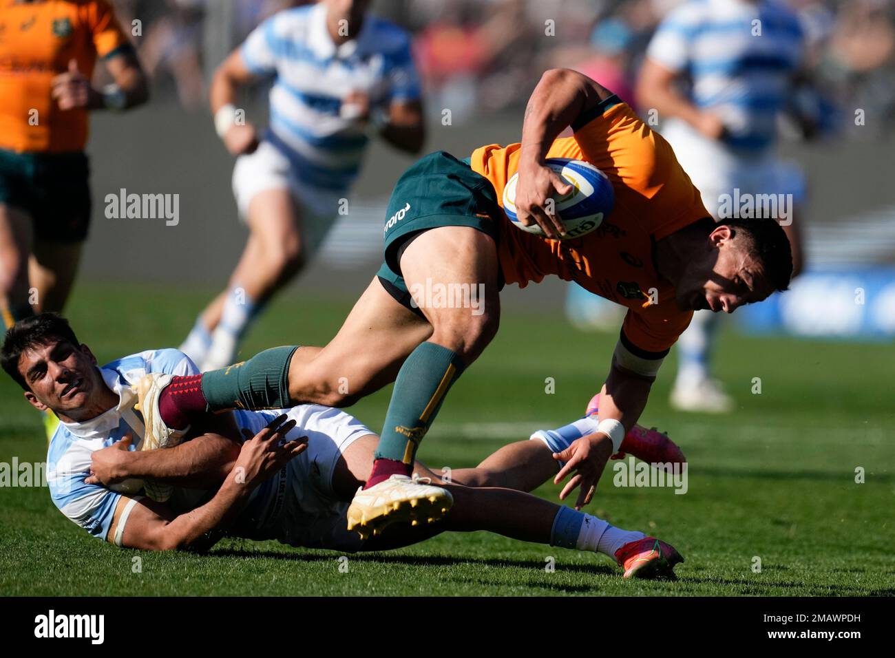 Australia's Lalakai Foketi, right, is tackled by Argentina's Santiago Carreras, during their Rugby Championship match at the Bicentenario stadium in San Juan, Argentina, Saturday, Aug. 13, 2022. (AP Photo/Natacha Pisarenko) Stockfoto
