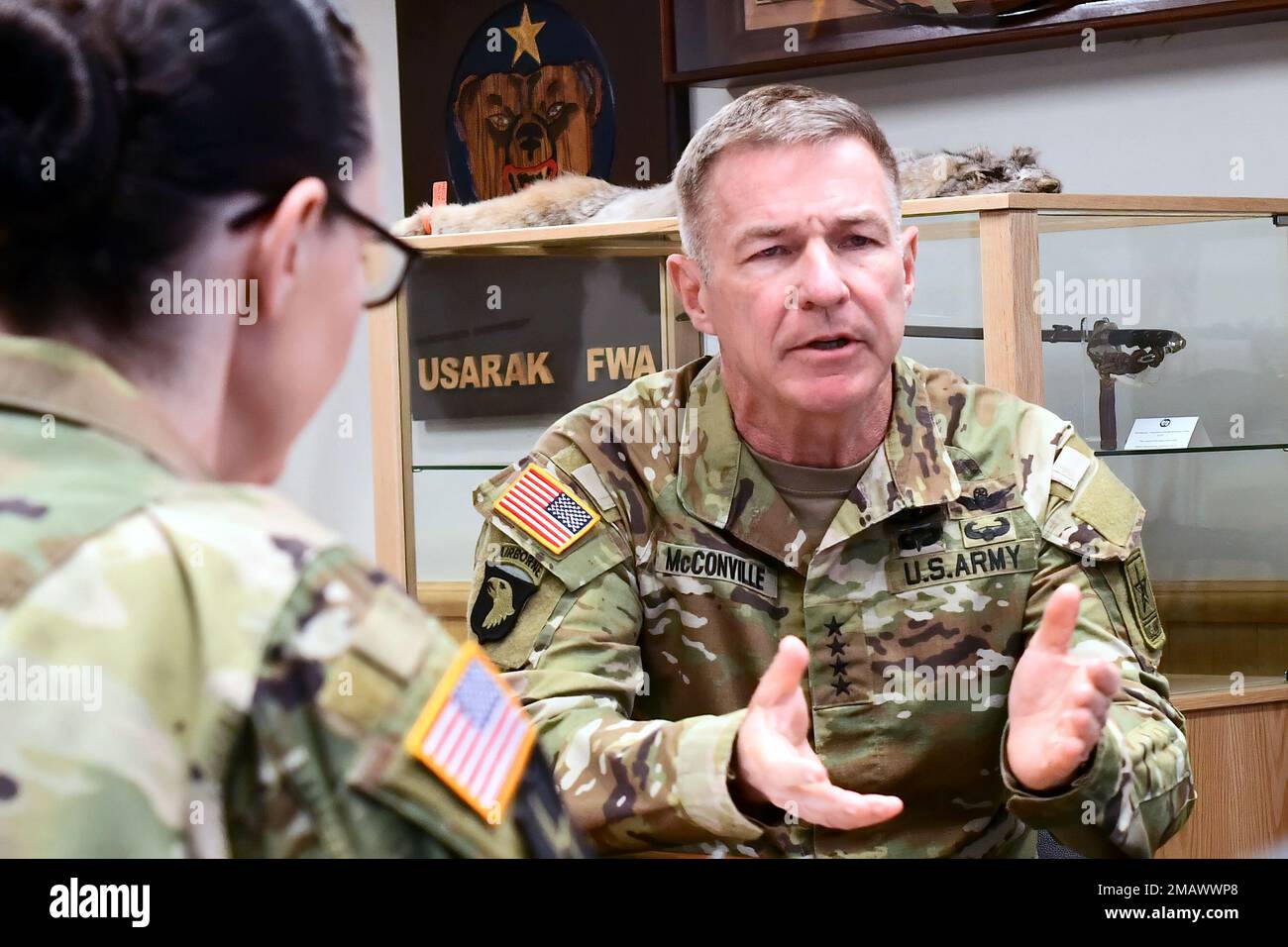 General James C. McConville, Stabschef der Armee, erläutert die Entscheidung der Armee, die historische 11. Airborne Division am 6. Juni 2022 in Fort Wainwright, Alaska, zu aktivieren. Soldaten, die der historischen Abteilung zugewiesen sind, werden in Alaska als „Arktische Engel“ dienen, die sich auf Einsätze bei extremer Kälte und in hohen Bergregionen spezialisiert haben. (Foto der Armee/John Pennell) Stockfoto
